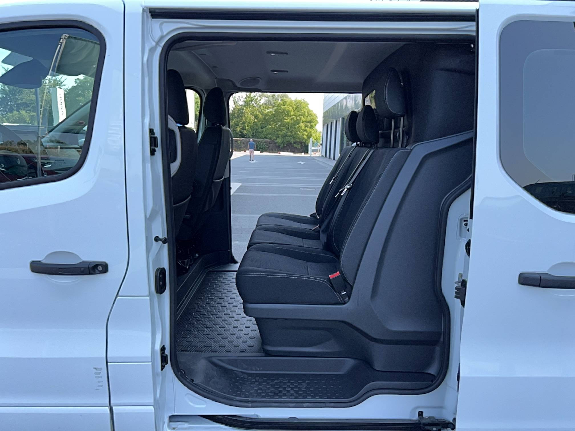 Vente en ligne Renault Trafic Cabine Approfondie TRAFIC CA BLUE DCI 170 L2H1 3T AUTO au prix de 40 990 €