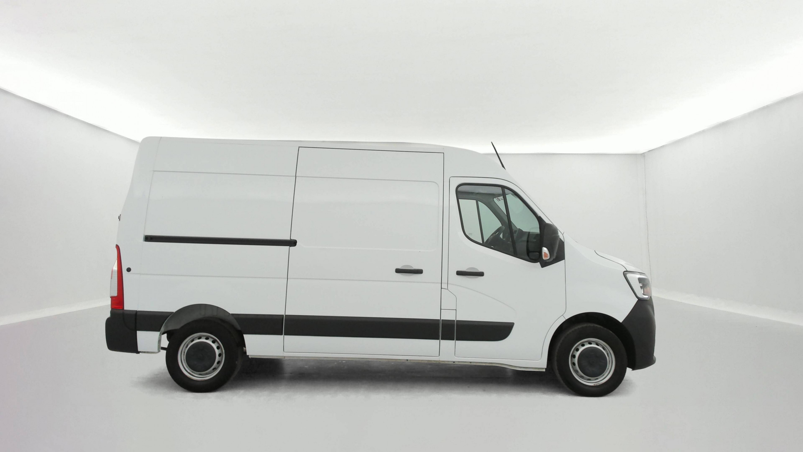 Vente en ligne Renault Master Fourgon MASTER FGN TRAC F3500 L2H2 BLUE DCI 135 au prix de 24 990 €