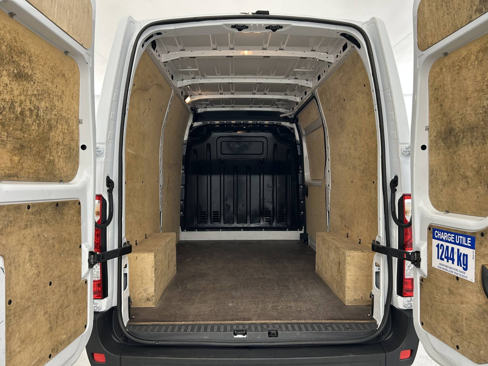Vente en ligne Renault Master Fourgon MASTER FGN TRAC F3500 L2H2 BLUE DCI 135 au prix de 26 990 €