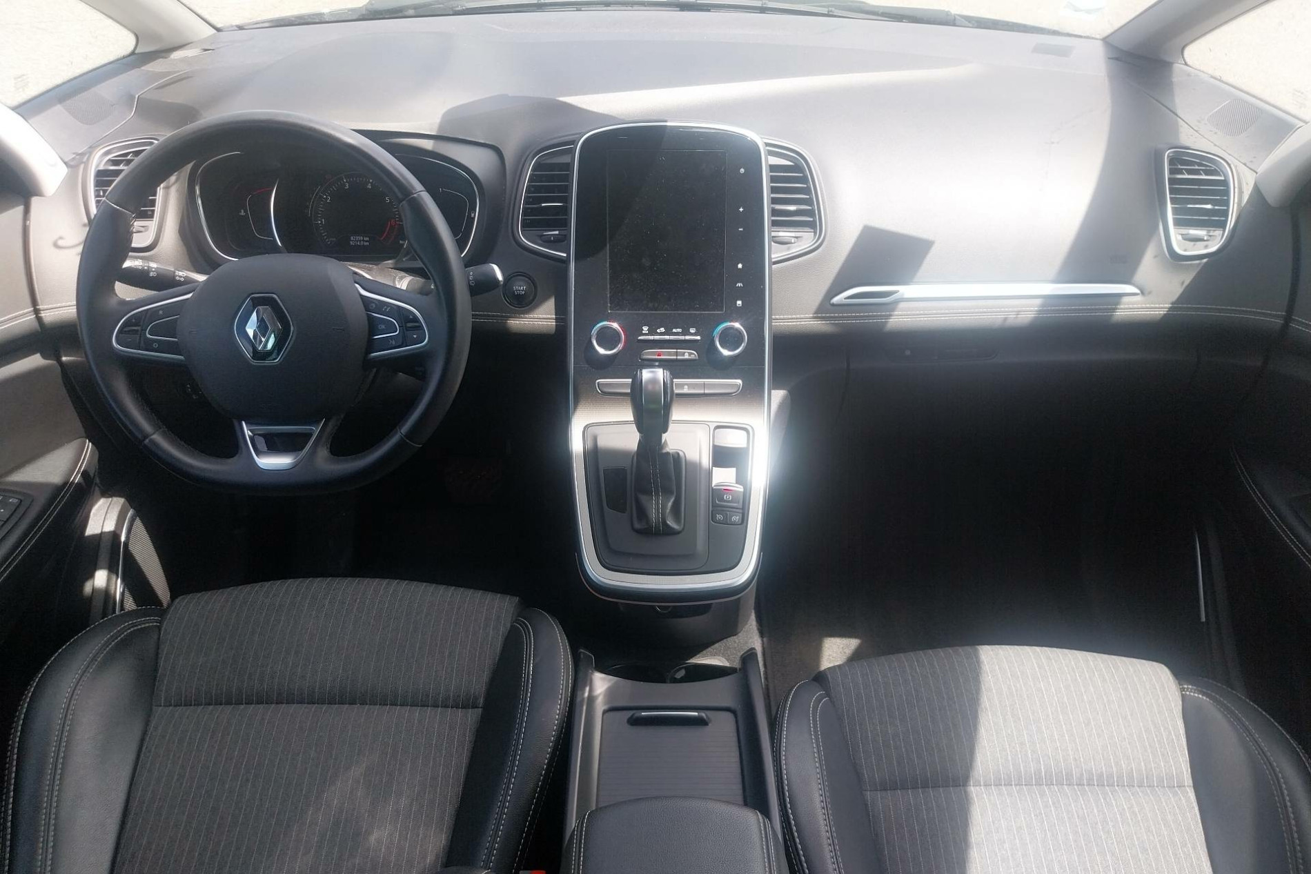 Vente en ligne Renault Grand Scenic 4 Grand Scenic TCe 140 EDC au prix de 19 990 €