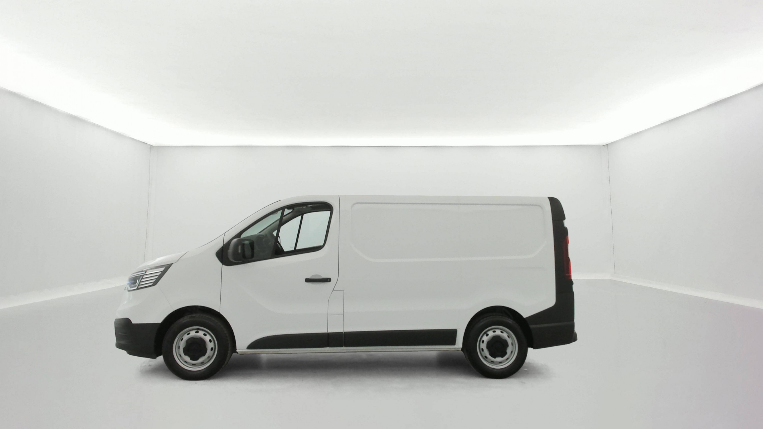 Vente en ligne Renault Trafic 3 Fourgon TRAFIC PC L2H1 3T BLUE DCI 150 au prix de 24 990 €