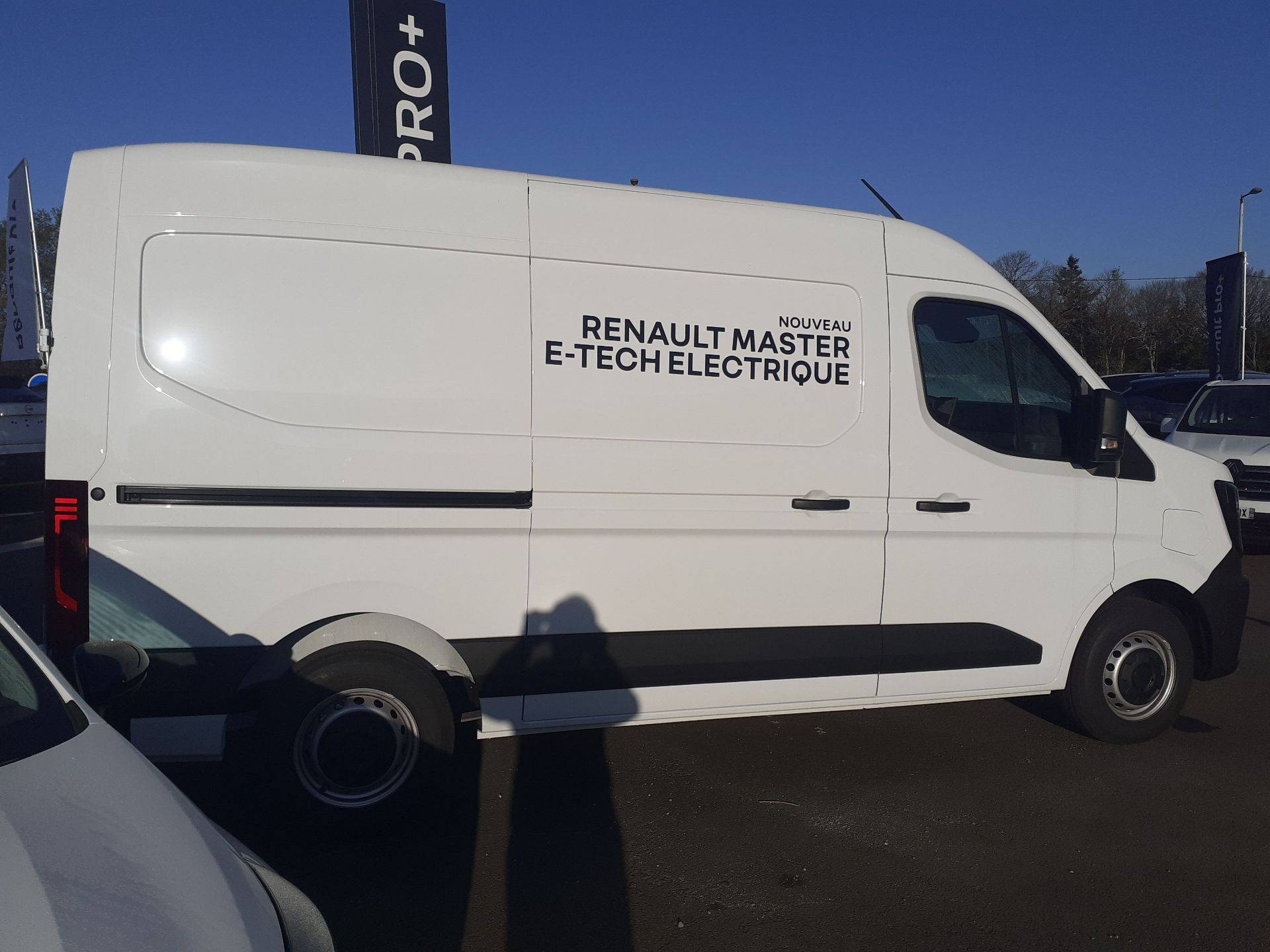 Vente en ligne Renault Master E-Tech MASTER ELECTRIQUE FGN L2H2 3T5 GRANDE AUTONOMIE au prix de 60 384 €