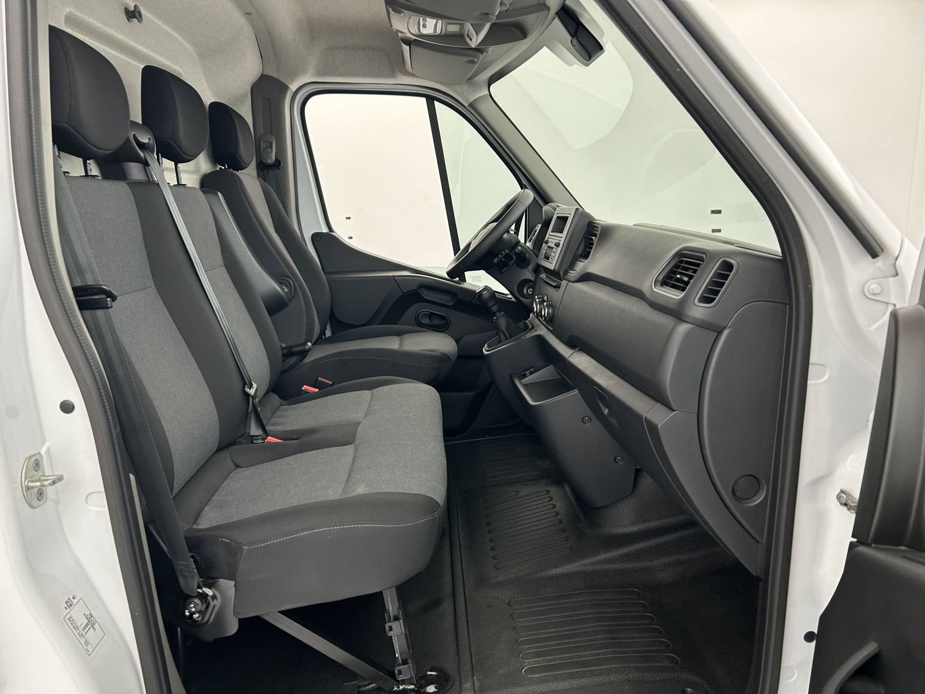 Vente en ligne Renault Master Fourgon MASTER FGN TRAC F3500 L2H2 BLUE DCI 135 au prix de 26 280 €
