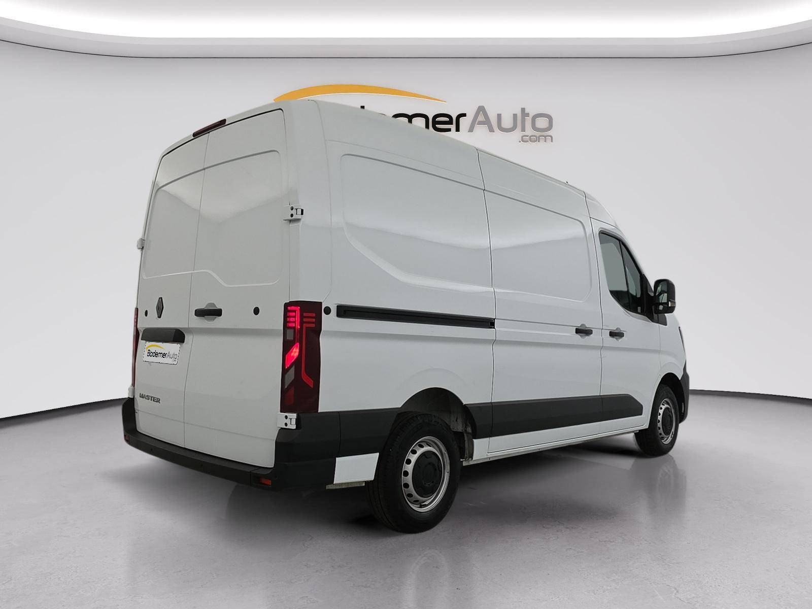 Vente en ligne Renault Master Fourgon MASTER FG BLUE DCI 130 L2H2 3T5 TR au prix de 28 490 €