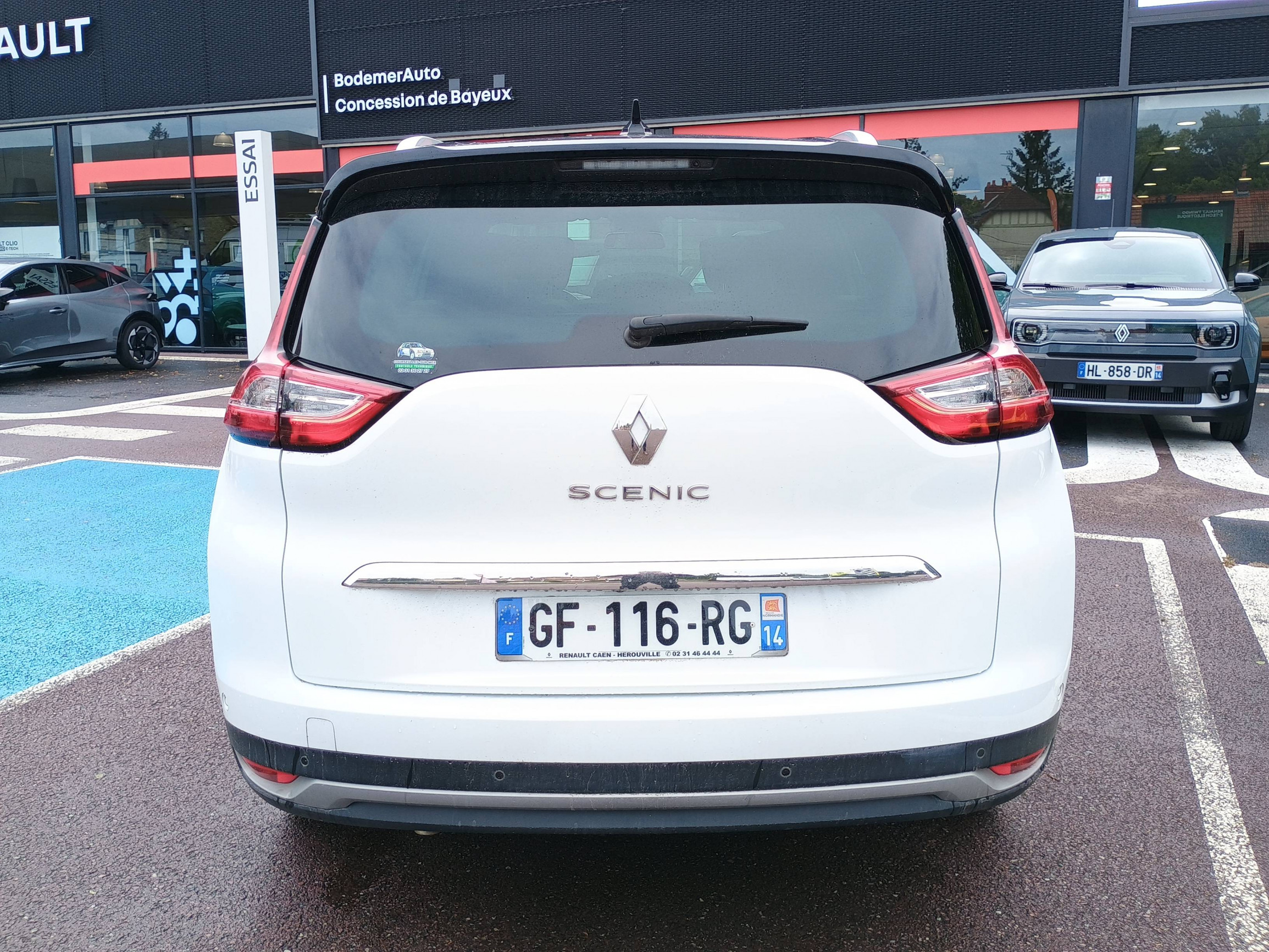 Vente en ligne Renault Grand Scenic 4 Grand Scenic TCe 140 EDC au prix de 22 590 €