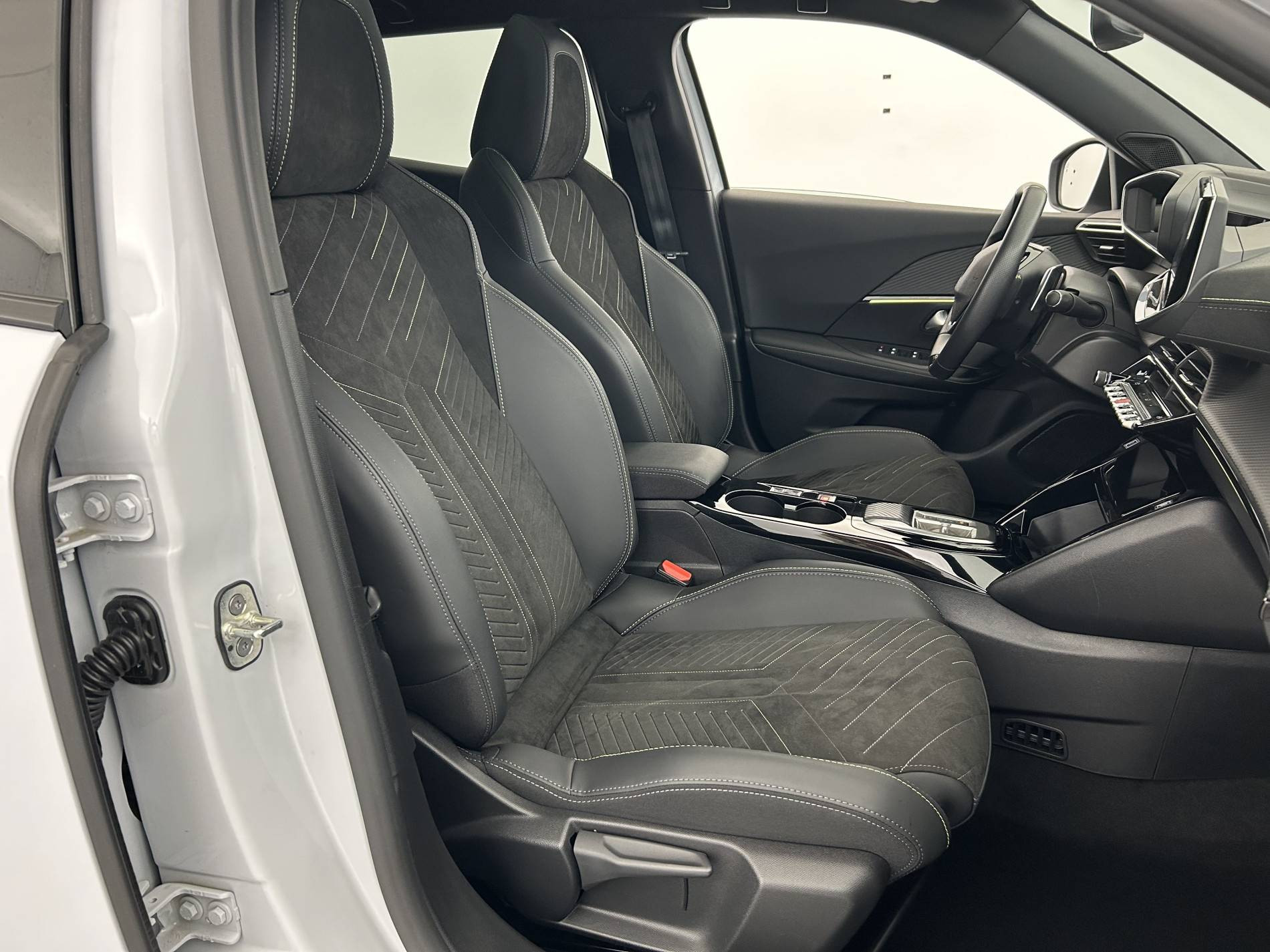 Vente en ligne Peugeot 2008  Hybrid 136 e-DCS6 au prix de 25 999 €