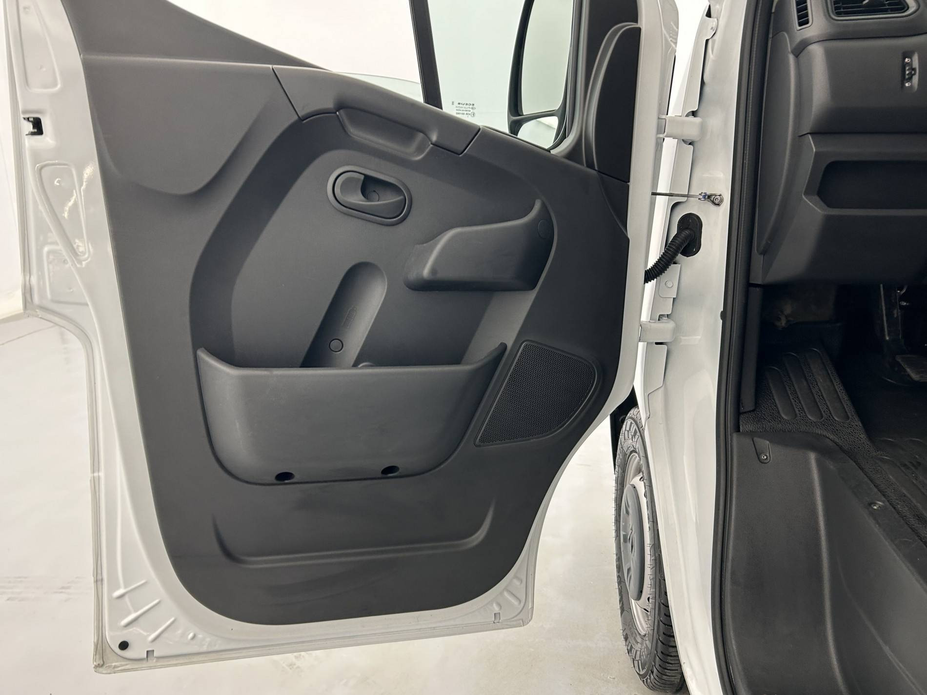 Vente en ligne Renault Master Fourgon MASTER FGN TRAC F3500 L2H2 BLUE DCI 135 au prix de 23 790 €