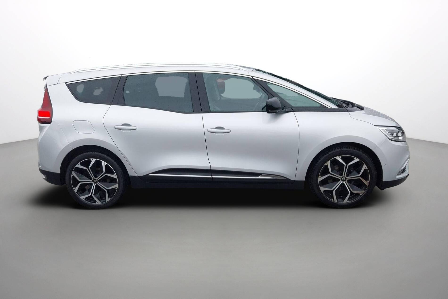 Vente en ligne Renault Grand Scenic 4 Grand Scenic TCe 140 EDC au prix de 21 890 €