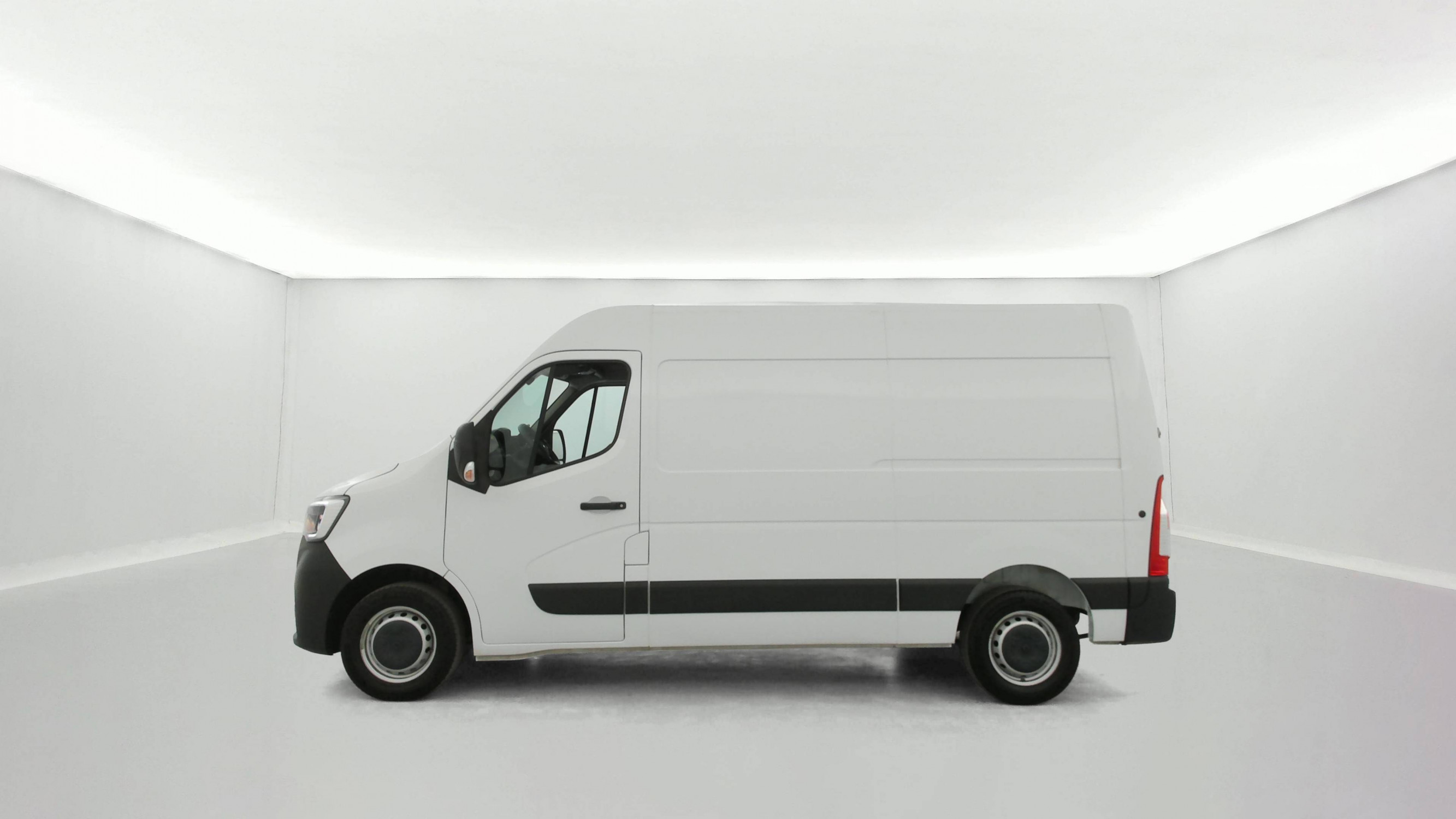 Vente en ligne Renault Master Fourgon MASTER FGN TRAC F3500 L2H2 BLUE DCI 135 au prix de 23 590 €