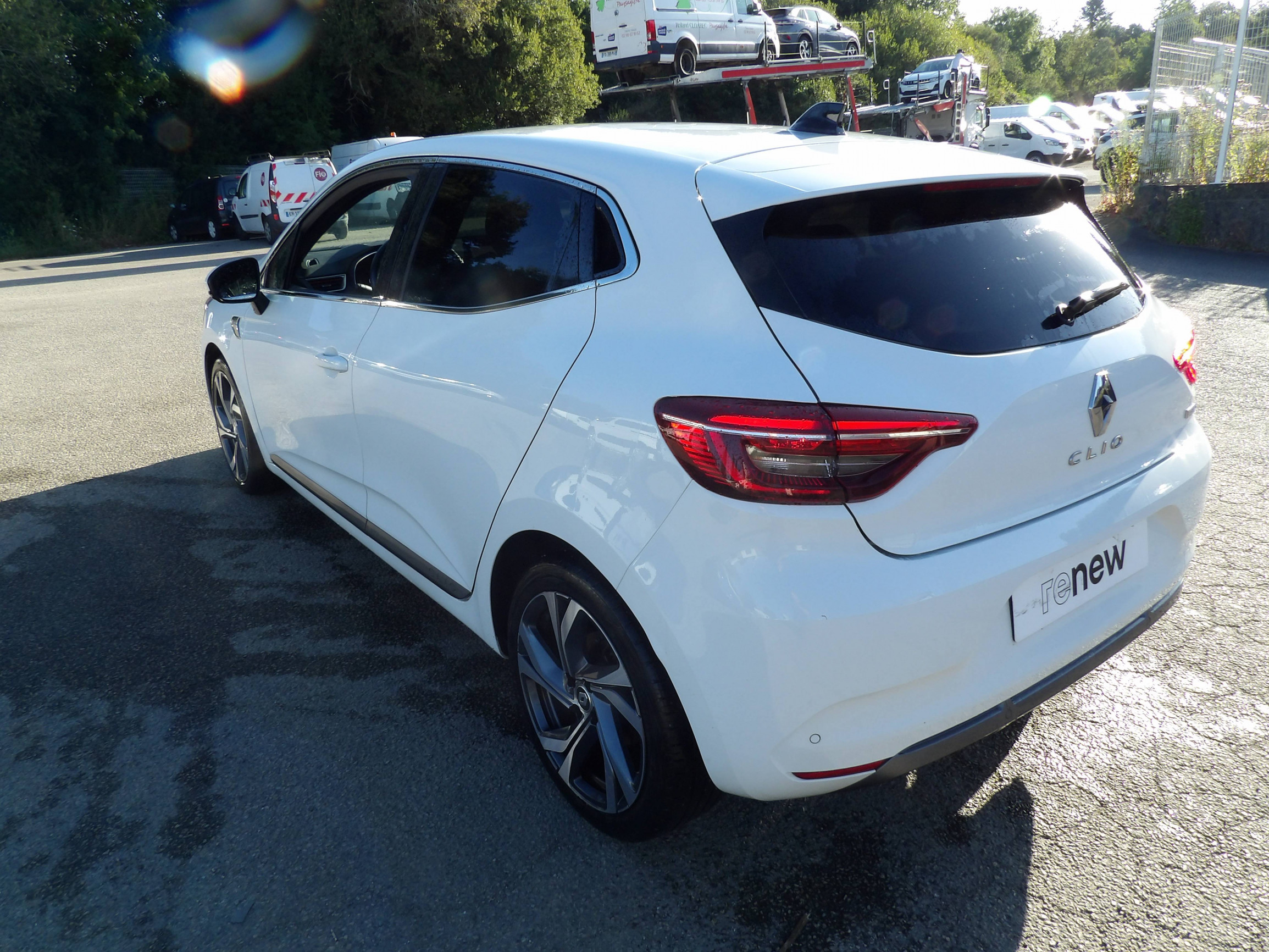 Vente en ligne Renault Clio 5 Clio E-Tech 140 - 21N au prix de 17 999 €