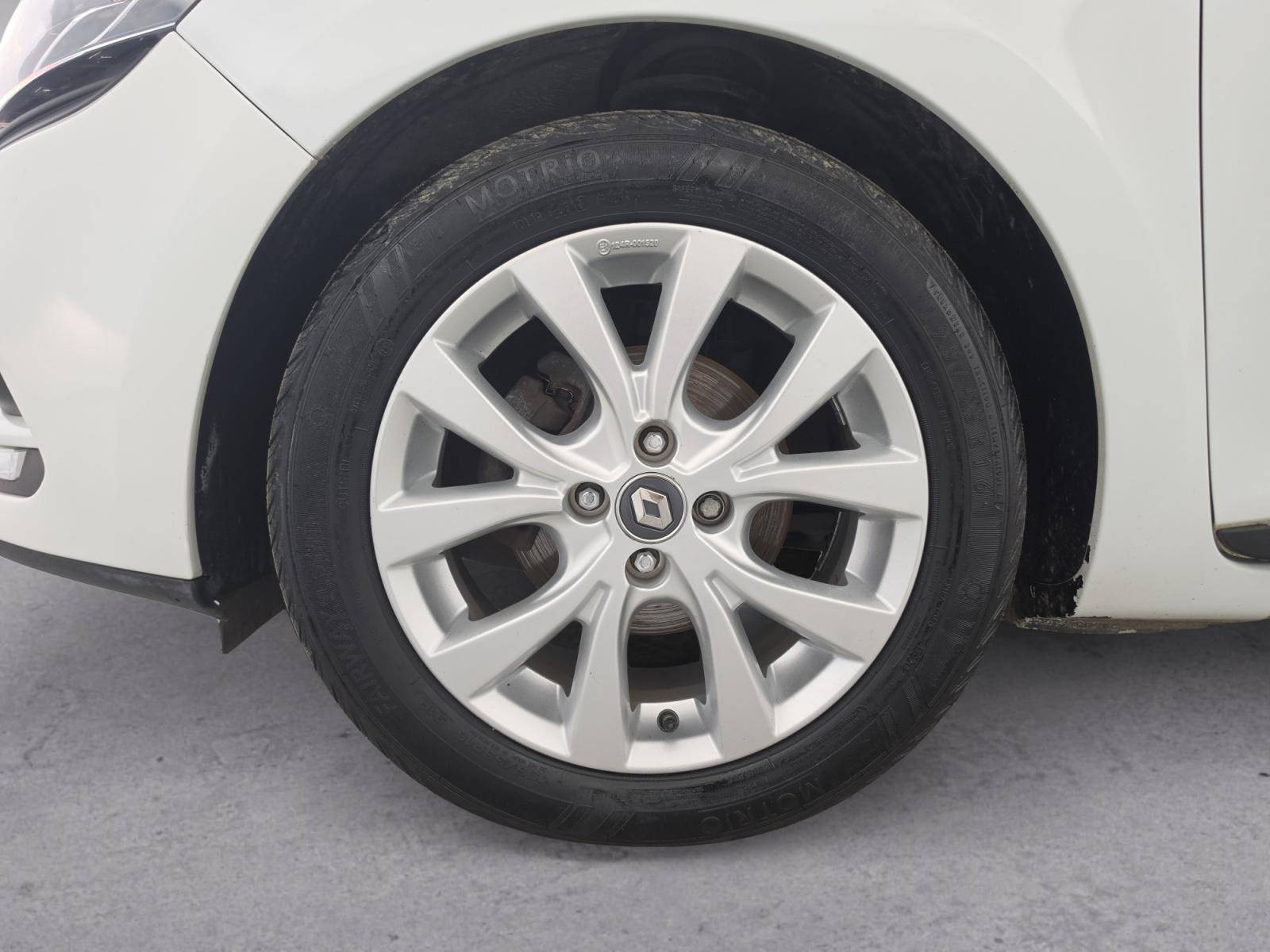 Vente en ligne Renault Clio 4 Clio dCi 90 E6C EDC au prix de 11 590 €