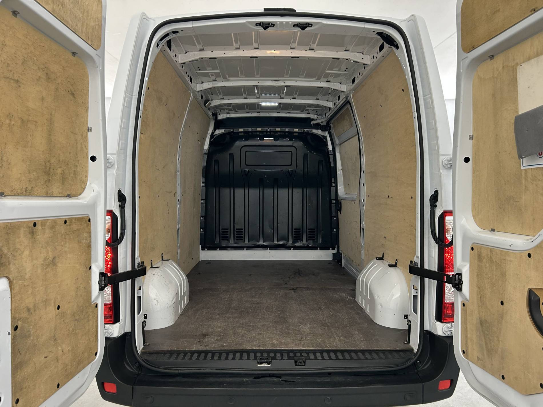 Vente en ligne Renault Master Fourgon MASTER FGN TRAC F3500 L2H2 BLUE DCI 135 au prix de 27 990 €