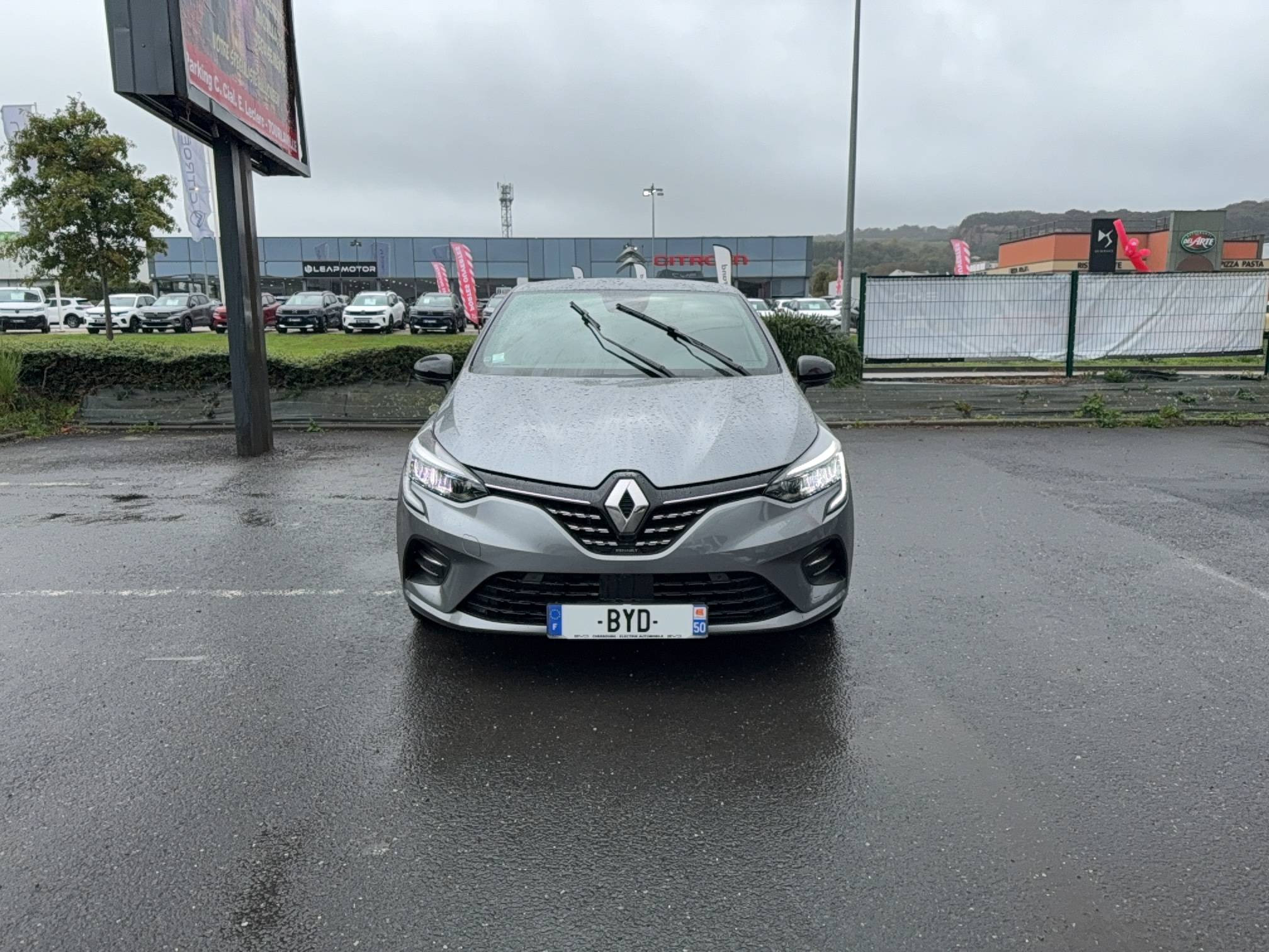 Vente en ligne Renault Clio 5 Clio E-Tech full hybrid 145 au prix de 15 990 €