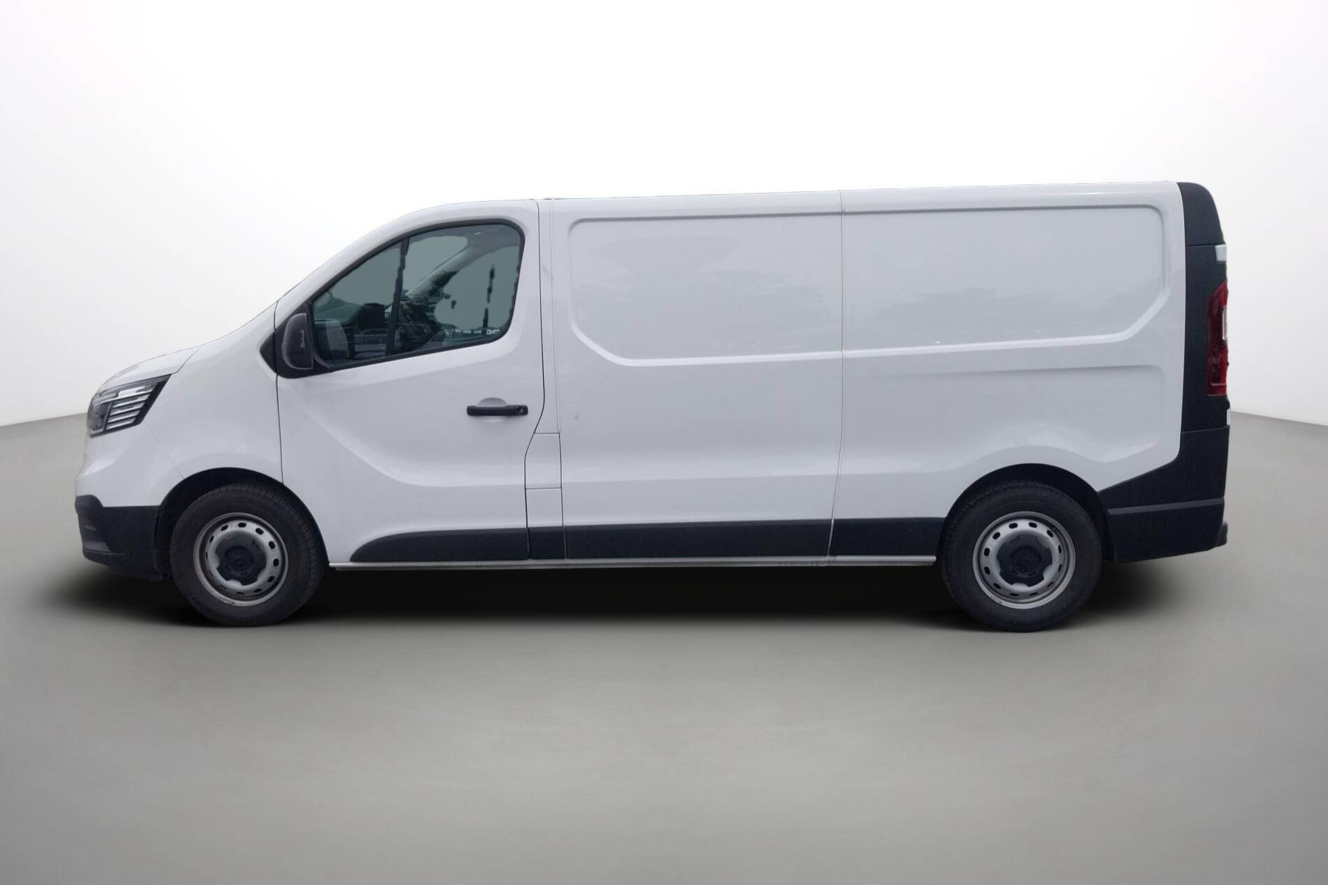 Vente en ligne Renault Trafic 3 Fourgon TRAFIC FGN L2H1 3000 KG BLUE DCI 130 au prix de 23 990 €