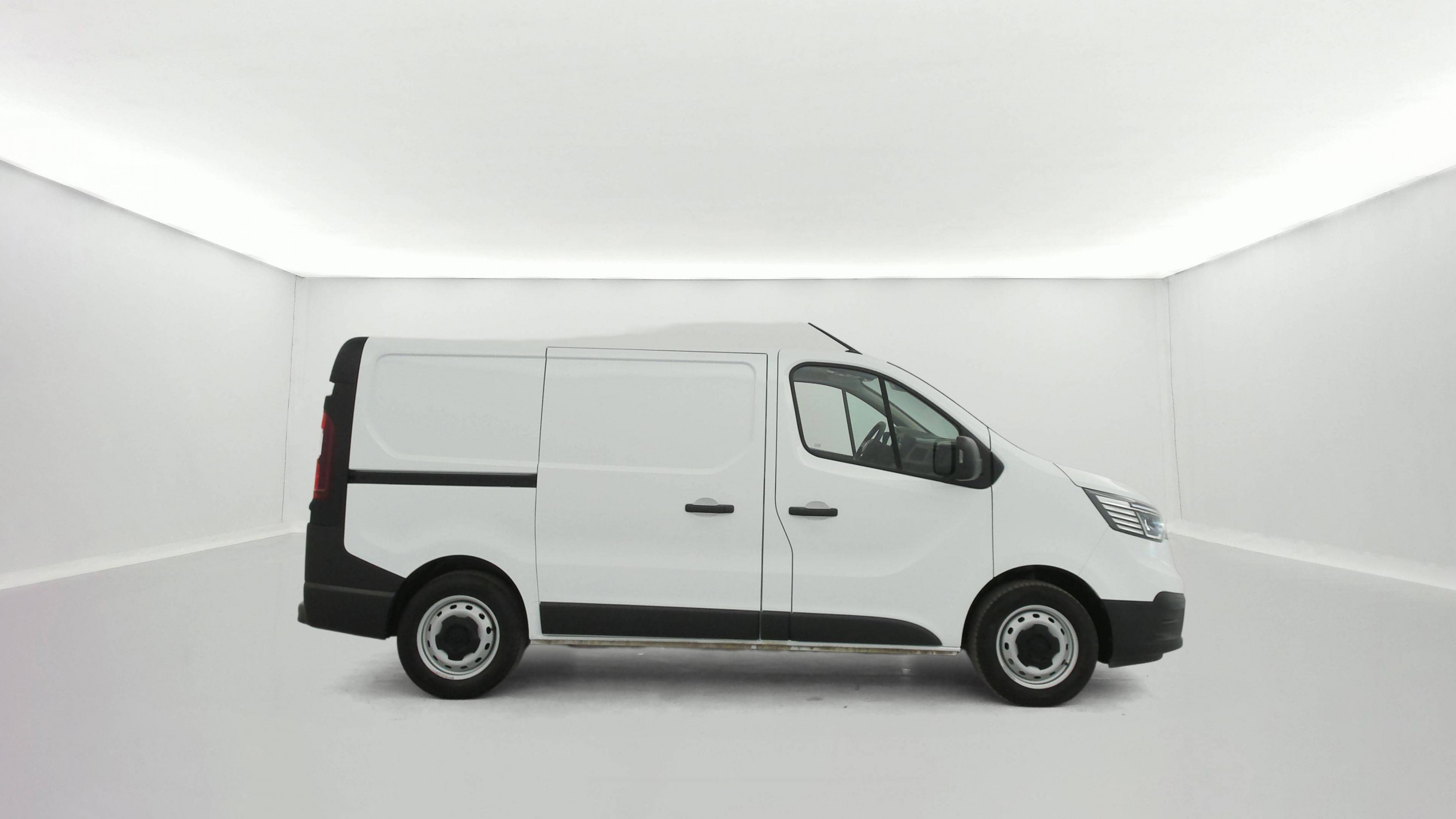 Vente en ligne Renault Trafic 3 Fourgon TRAFIC FG BLUE DCI 130 L1H1 3T GSR2 au prix de 25 390 €