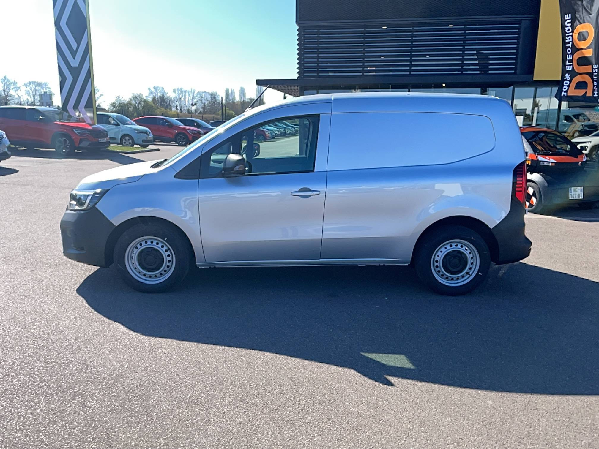 Vente en ligne Renault Kangoo Van E-Tech  FG TOLE L1 AC22/DC80 GSR2 au prix de 29 991 €