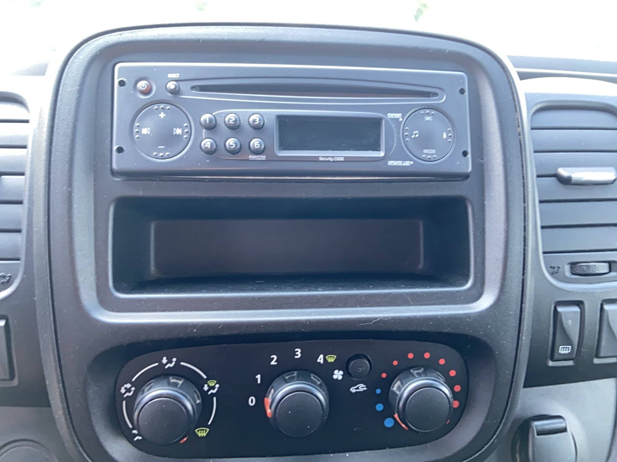 Vente en ligne Renault Trafic 3 Fourgon TRAFIC FGN L1H1 1000 KG DCI 95 E6 au prix de 14 990 €