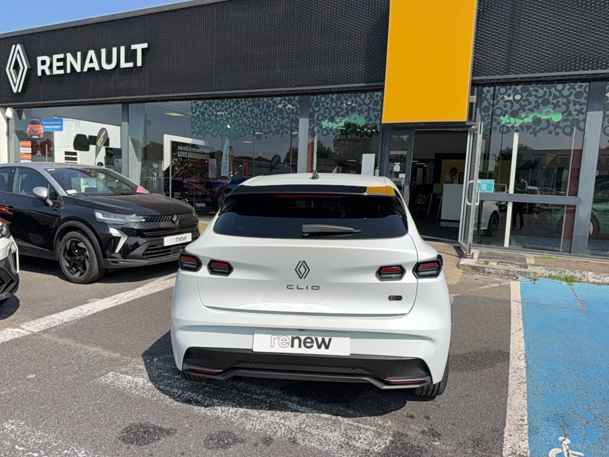 Vente en ligne Renault Clio 6 Clio E-Tech full hybrid 160 ch au prix de 29 800 €