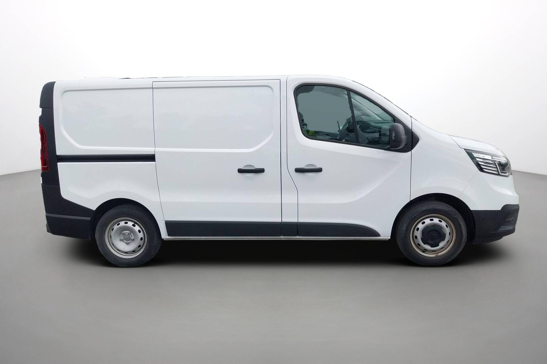 Vente en ligne Renault Trafic 3 Fourgon TRAFIC FG BLUE DCI 130 L1H1 3T GSR2 au prix de 23 990 €