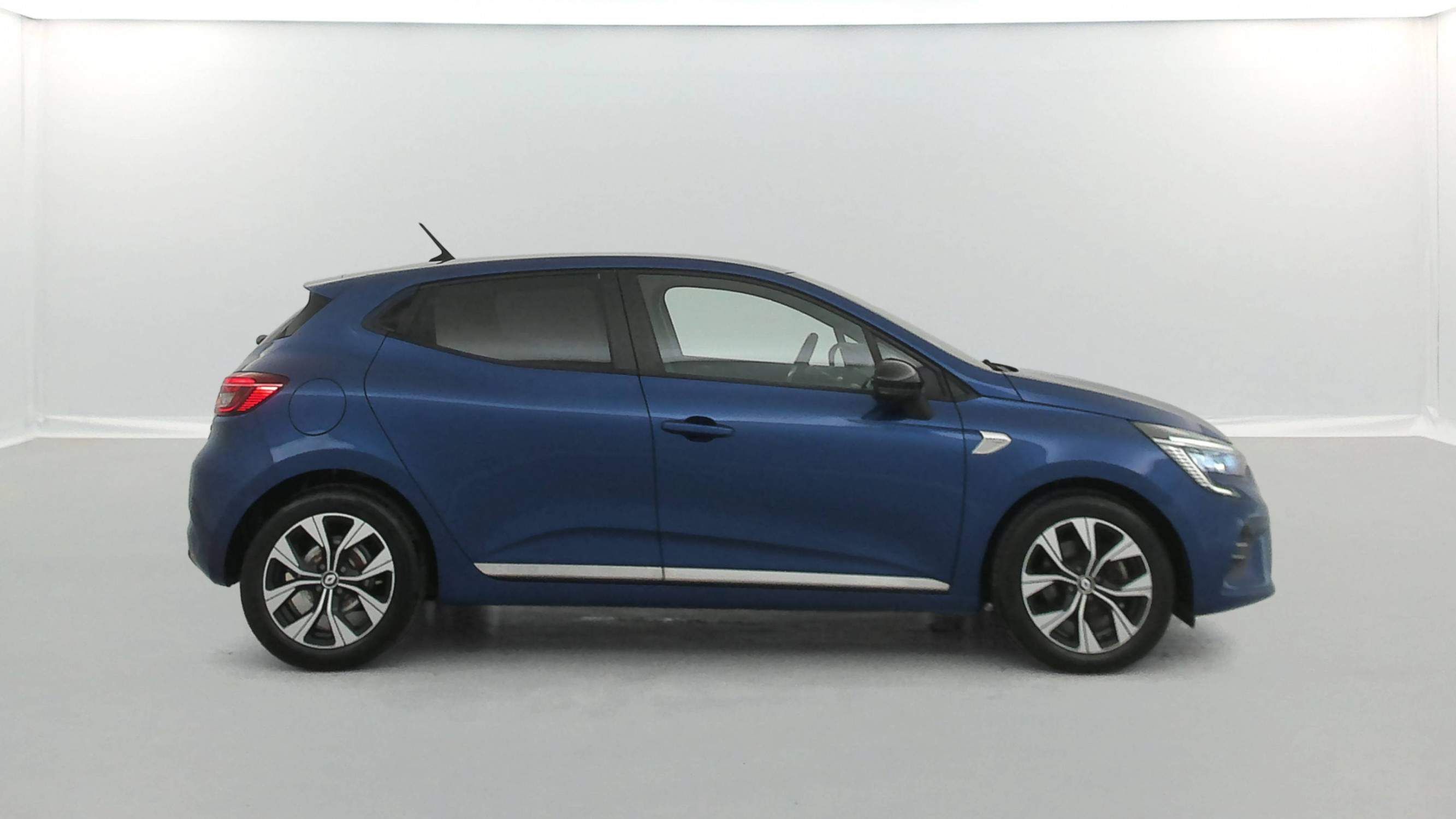 Vente en ligne Renault Clio 5 Clio E-Tech 140 - 21N au prix de 15 990 €