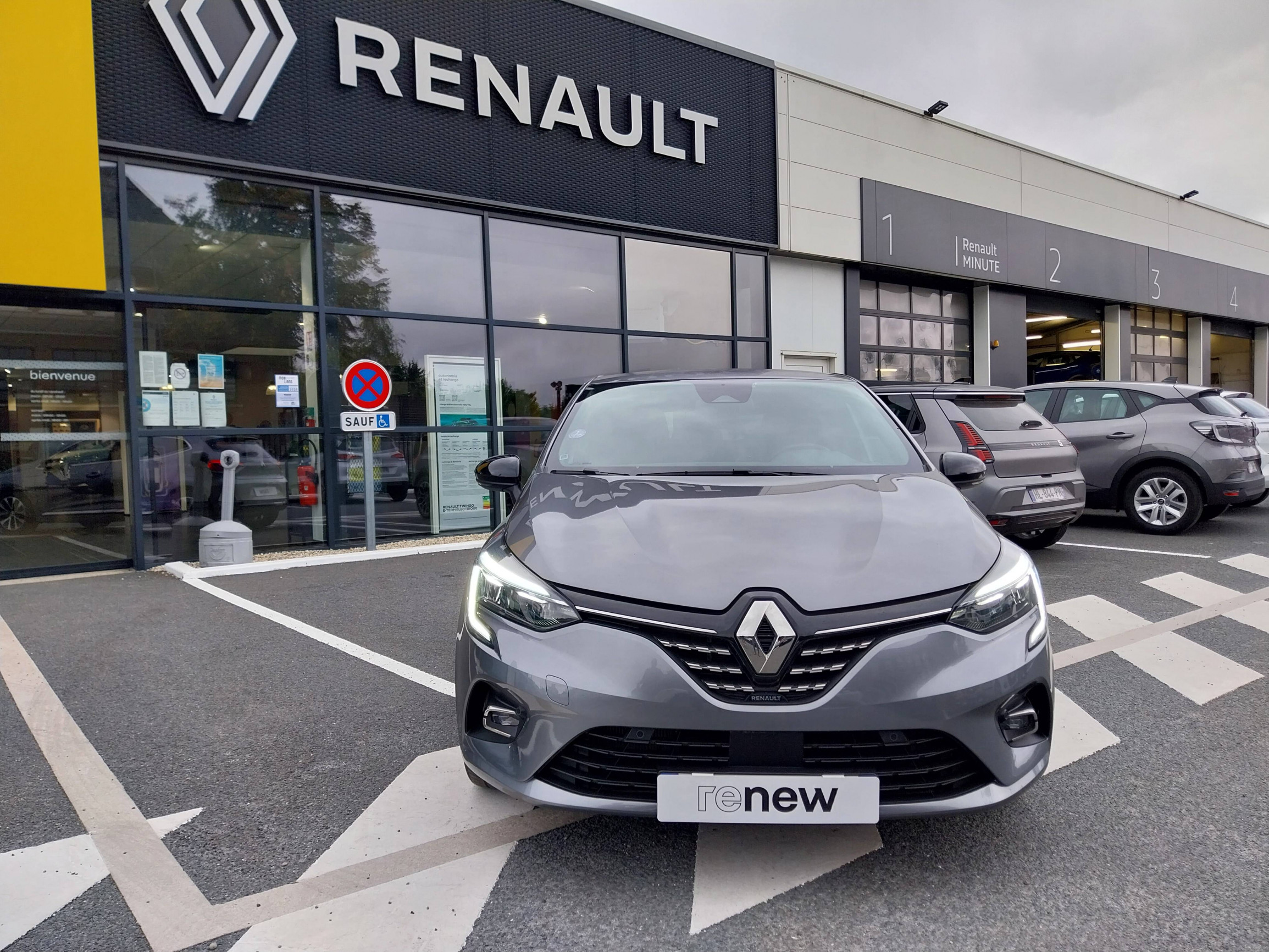 Vente en ligne Renault Clio 5 Clio E-Tech full hybrid 145 au prix de 19 000 €