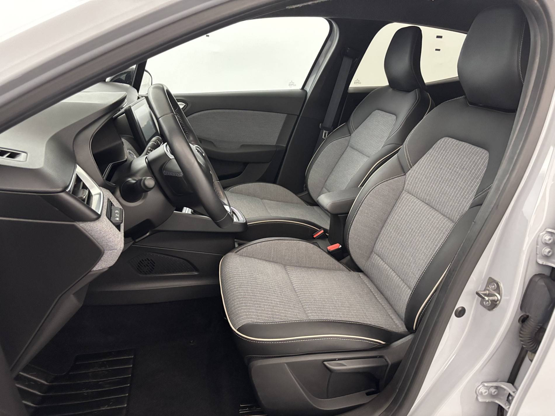Vente en ligne Renault Clio 5 Clio E-Tech full hybrid 145 au prix de 17 990 €