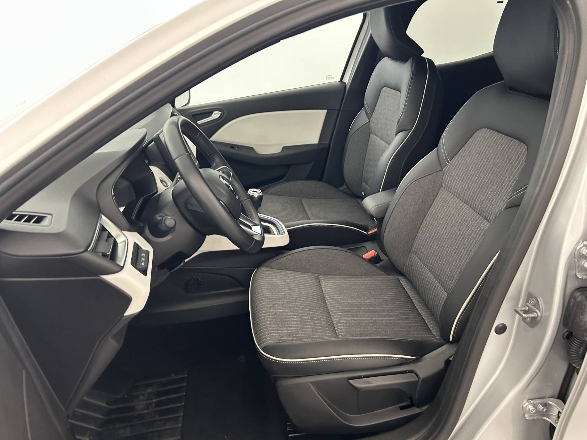 Vente en ligne Renault Clio 5 Clio TCe 90 au prix de 15 690 €
