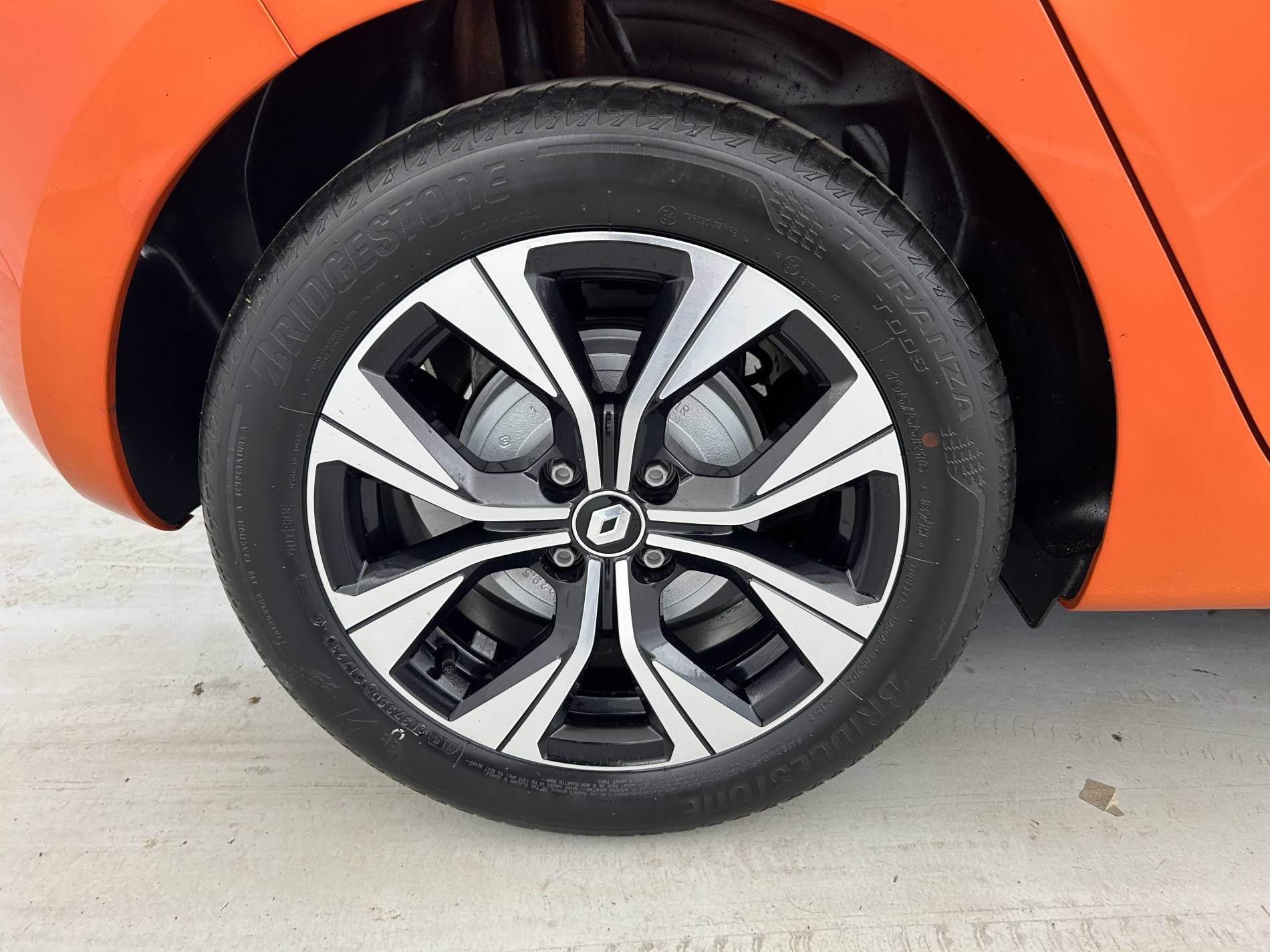 Vente en ligne Renault Clio 5 Clio E-Tech full hybrid 145 au prix de 17 390 €