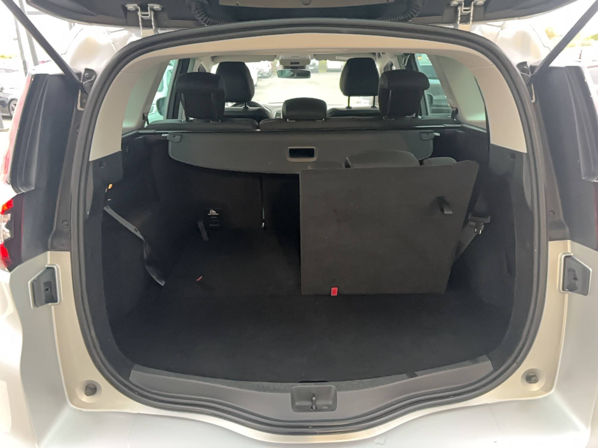 Vente en ligne Renault Grand Scenic 4 Grand Scenic TCe 140 FAP EDC - 21 au prix de 16 690 €