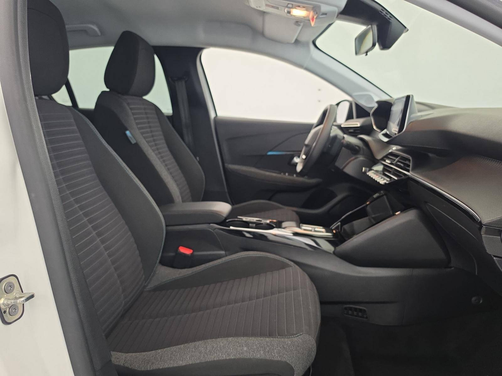 Vente en ligne Peugeot E-208  50 kWh 136ch au prix de 17 890 €