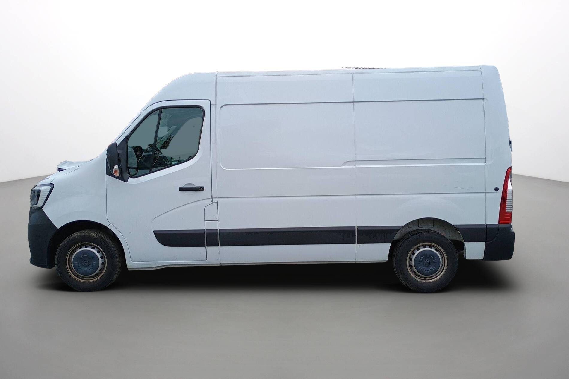 Vente en ligne Renault Master Fourgon MASTER FGN TRAC F3500 L2H2 BLUE DCI 135 au prix de 25 490 €