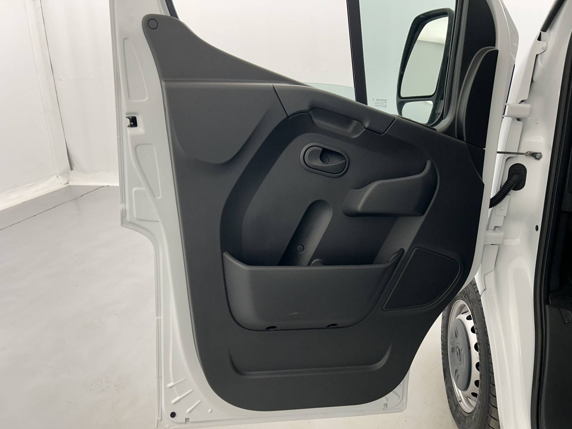 Vente en ligne Renault Master Fourgon MASTER FGN TRAC F3500 L2H2 BLUE DCI 135 au prix de 25 990 €