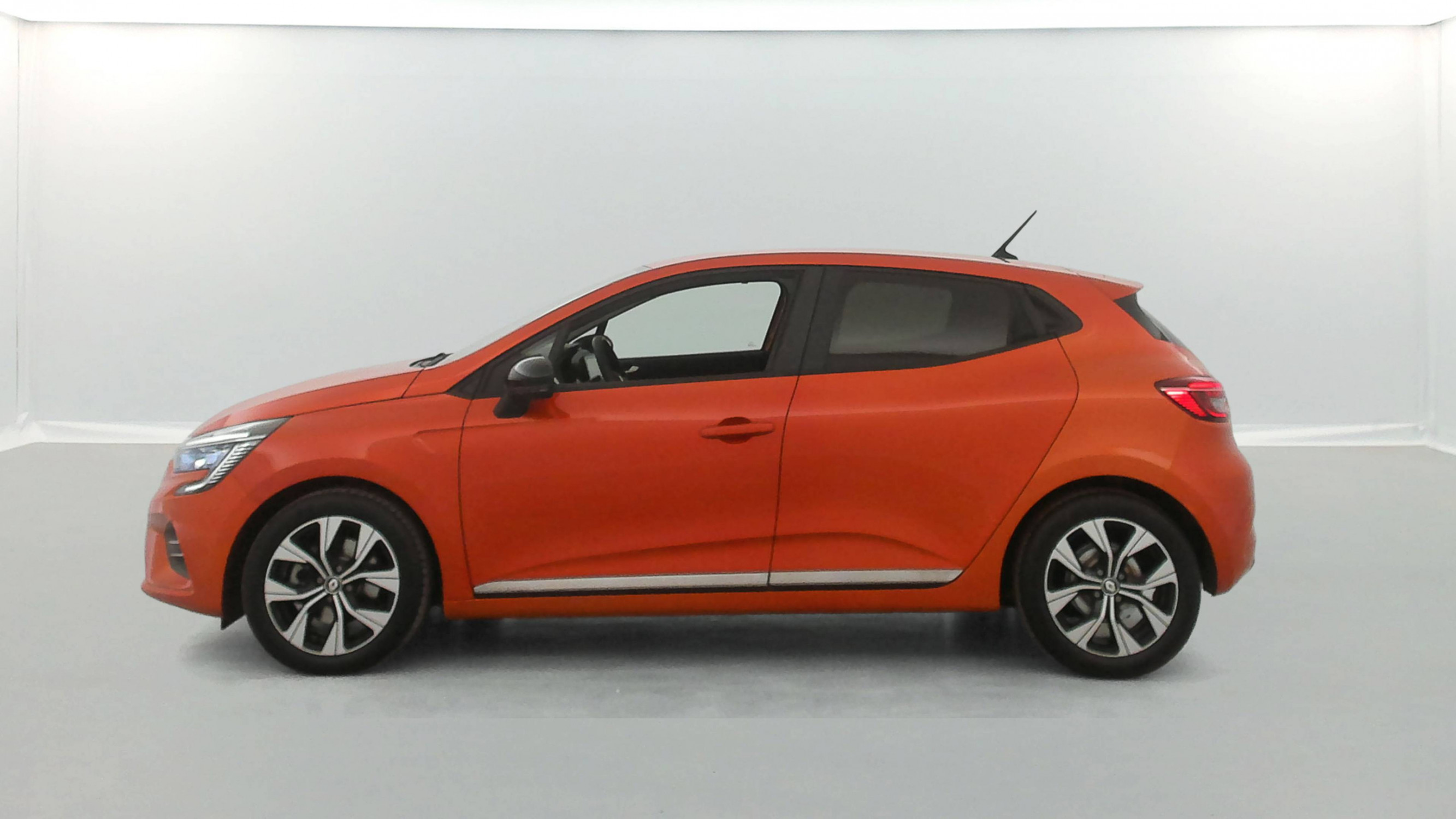 Vente en ligne Renault Clio 5 Clio E-Tech hybride 145 au prix de 15 490 €