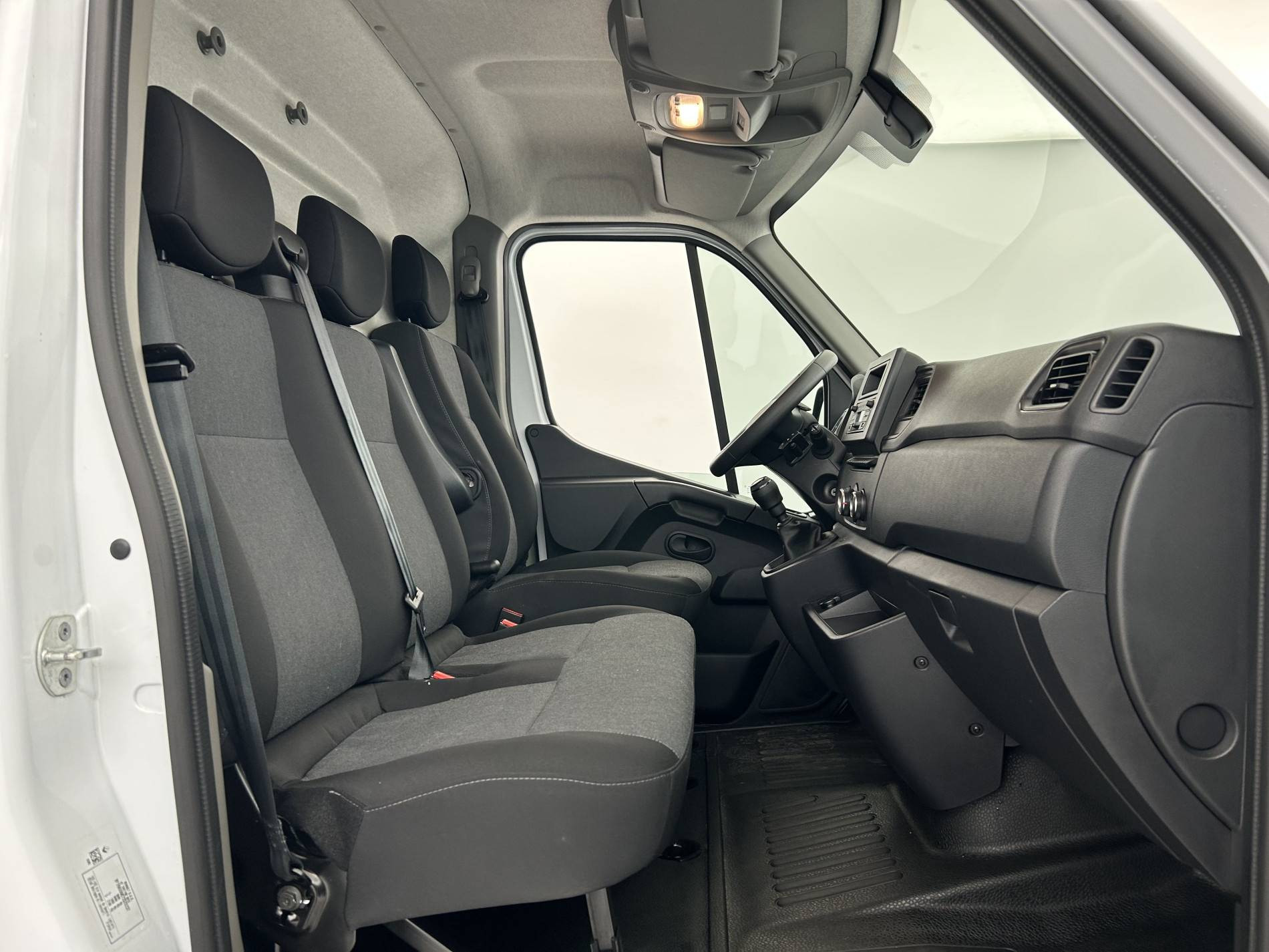 Vente en ligne Renault Master Fourgon MASTER FGN TRAC F3500 L2H2 BLUE DCI 135 au prix de 27 990 €