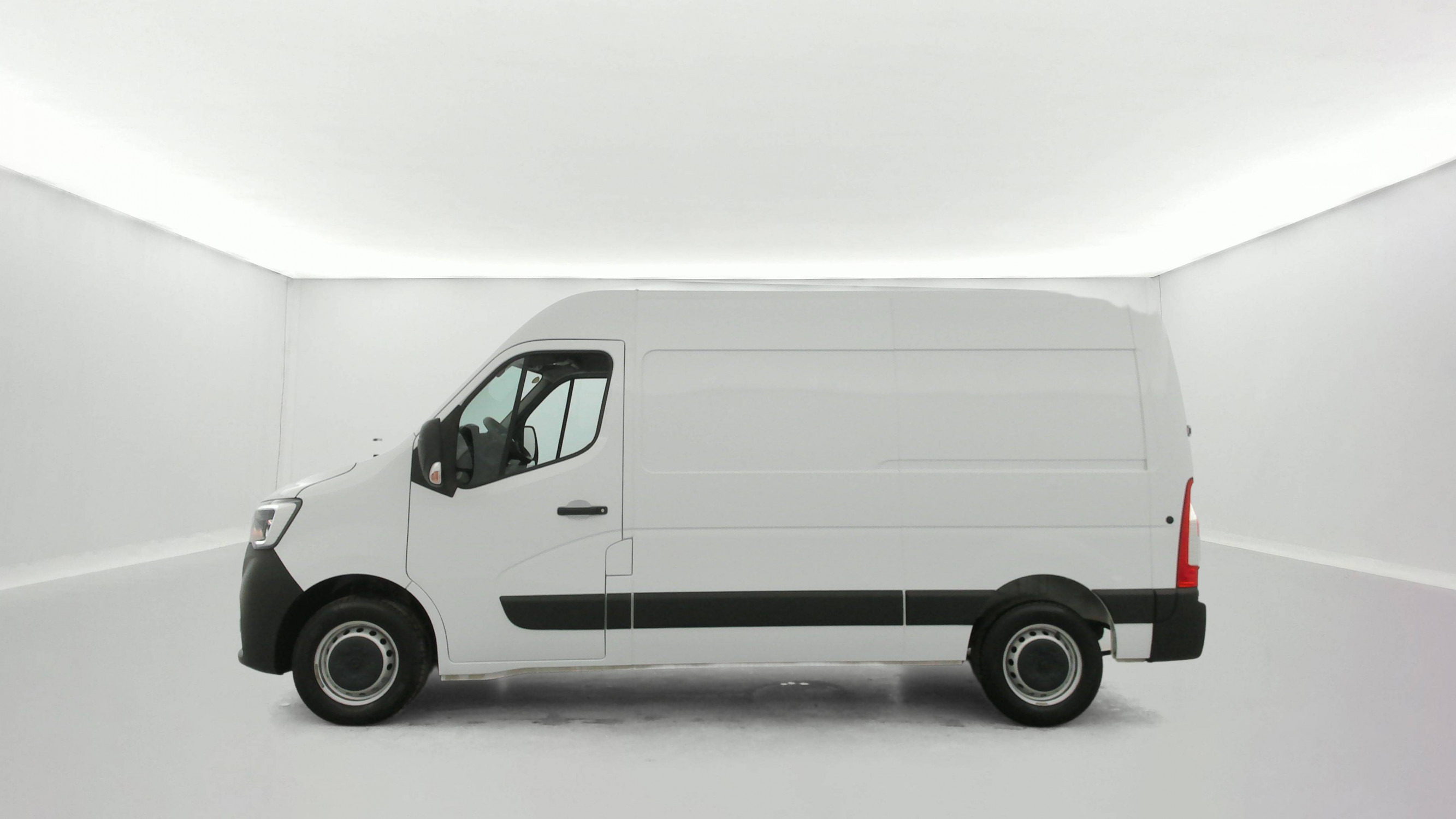 Vente en ligne Renault Master Fourgon MASTER FGN TRAC F3500 L2H2 BLUE DCI 135 au prix de 27 990 €