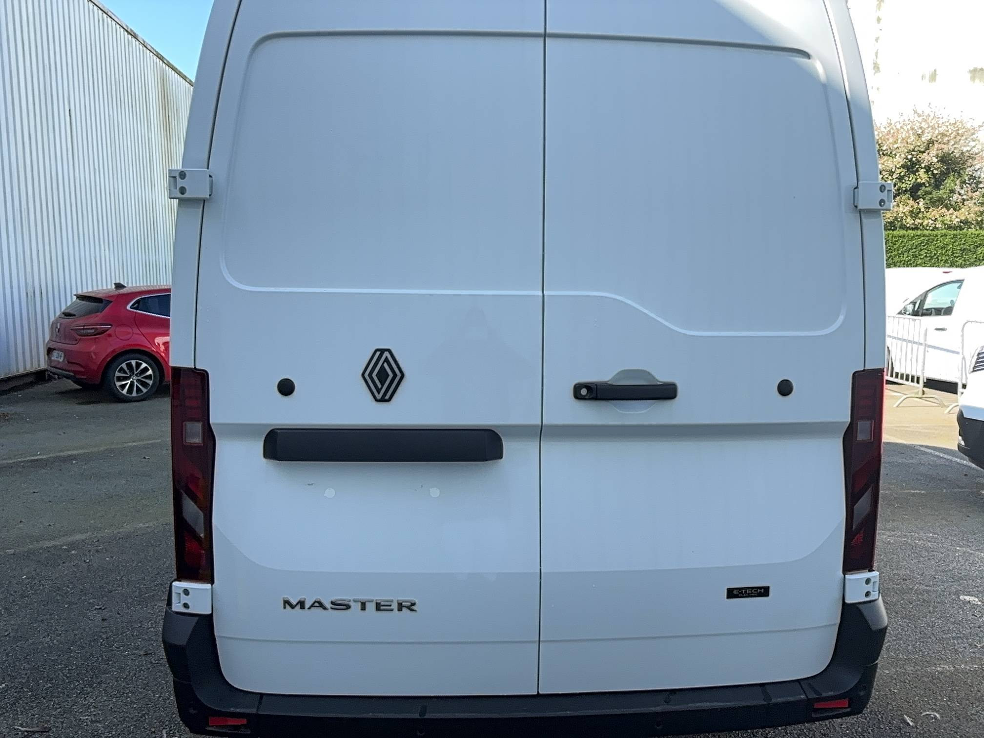 Vente en ligne Renault Master E-Tech MASTER ELECTRIQUE FGN L2H2 3T5 GRANDE AUTONOMIE au prix de 55 390 €