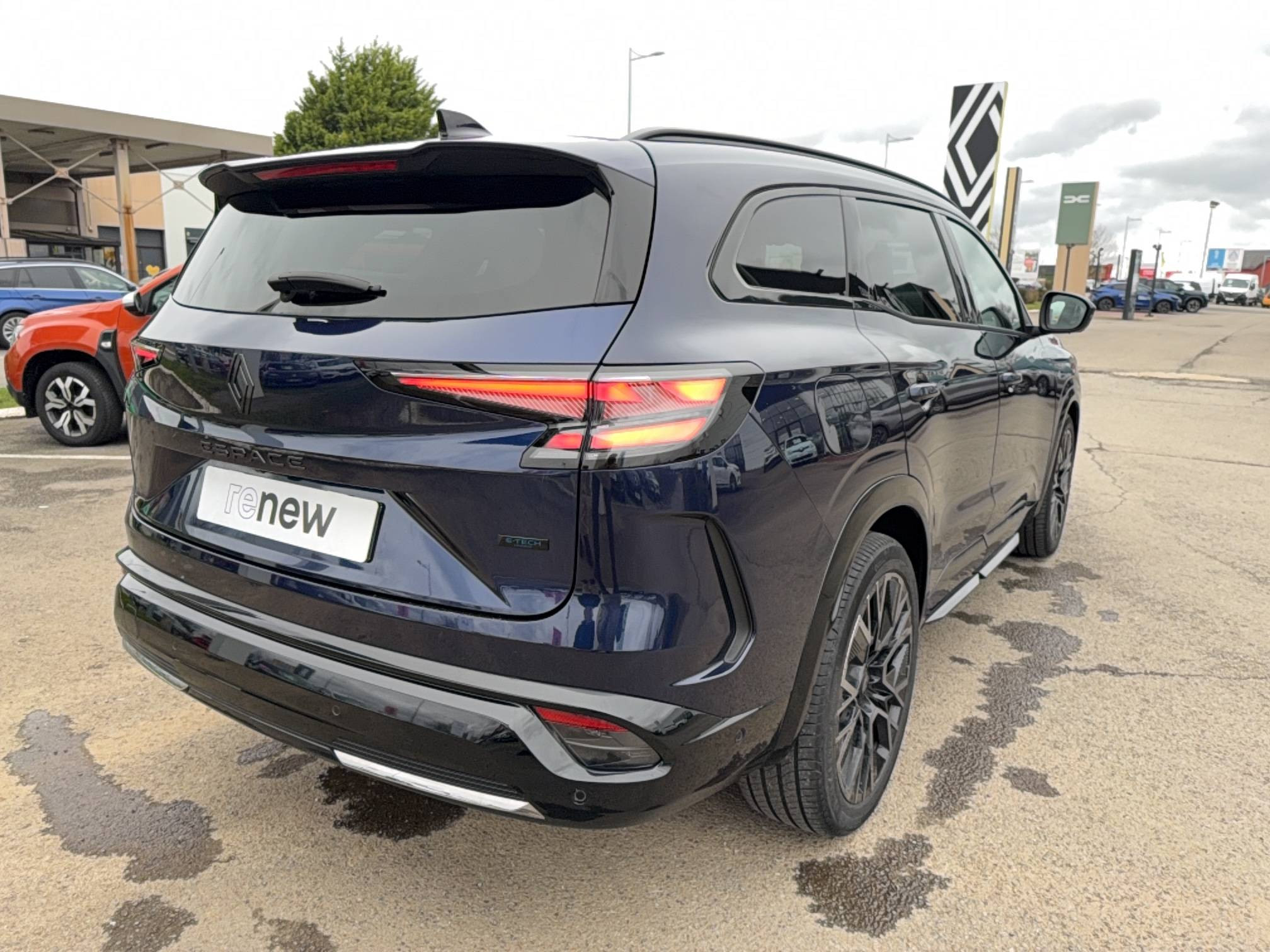Vente en ligne Renault Espace Espace full hybrid E-Tech 200 ch 7pl au prix de 48 780 €