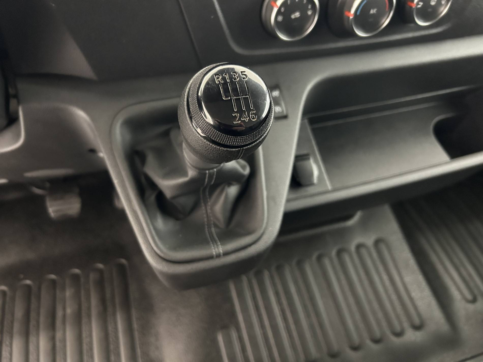 Vente en ligne Renault Master Fourgon MASTER FGN TRAC F3500 L2H2 BLUE DCI 135 au prix de 25 490 €