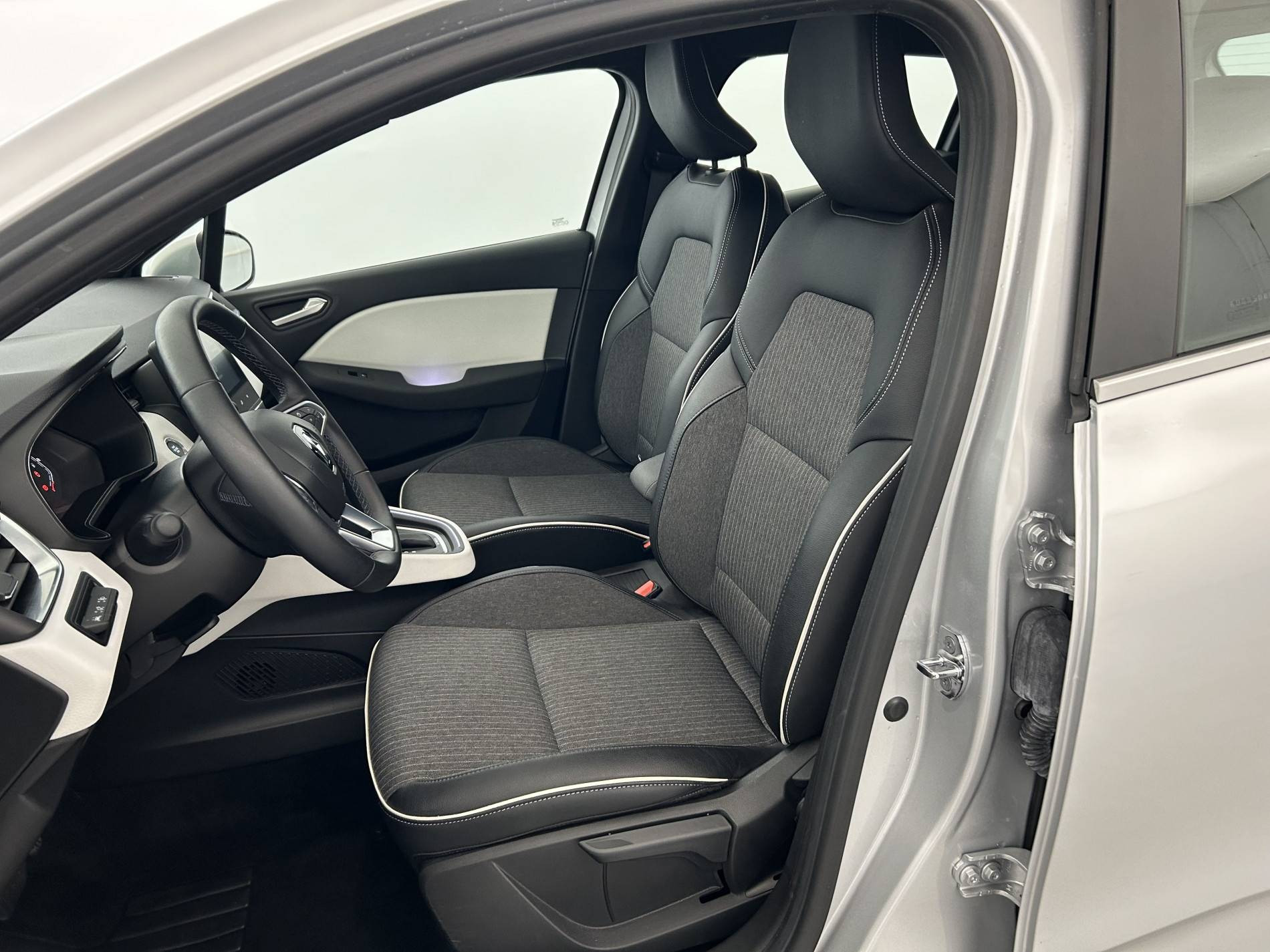 Vente en ligne Renault Clio 5 Clio E-Tech 140 - 21N au prix de 16 890 €