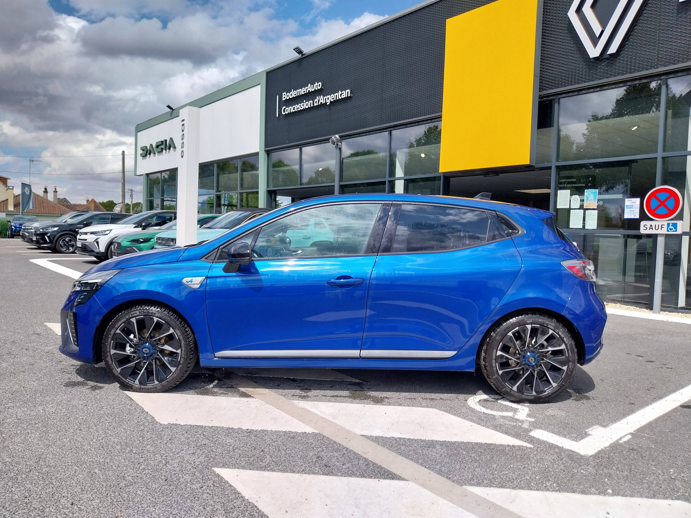 Vente en ligne Renault Clio 5 Clio E-Tech full hybrid 145 au prix de 21 490 €