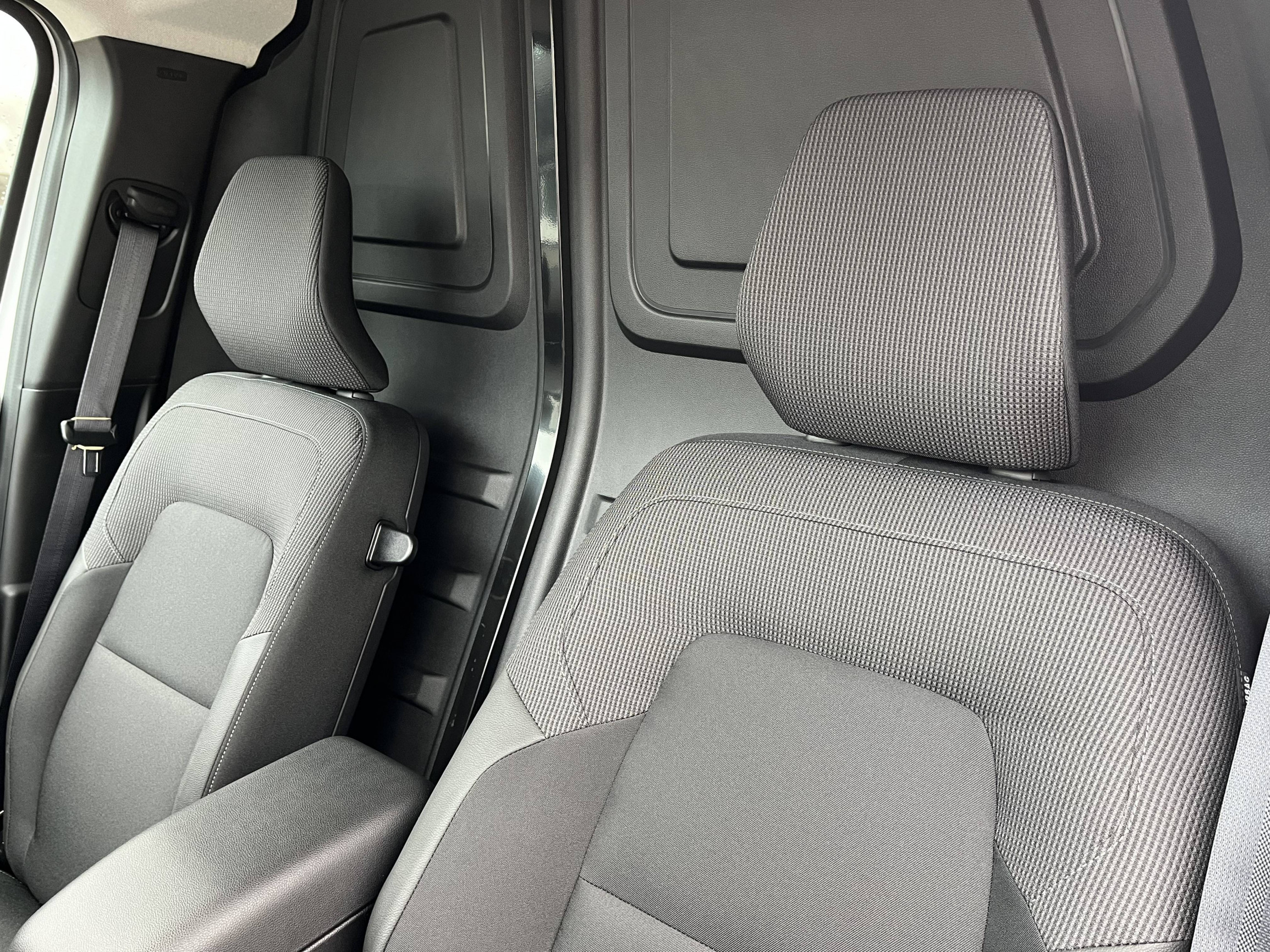 Vente en ligne Renault Kangoo Van E-Tech  FG TOLE L1 AC22/DC80 GSR2 au prix de 30 990 €