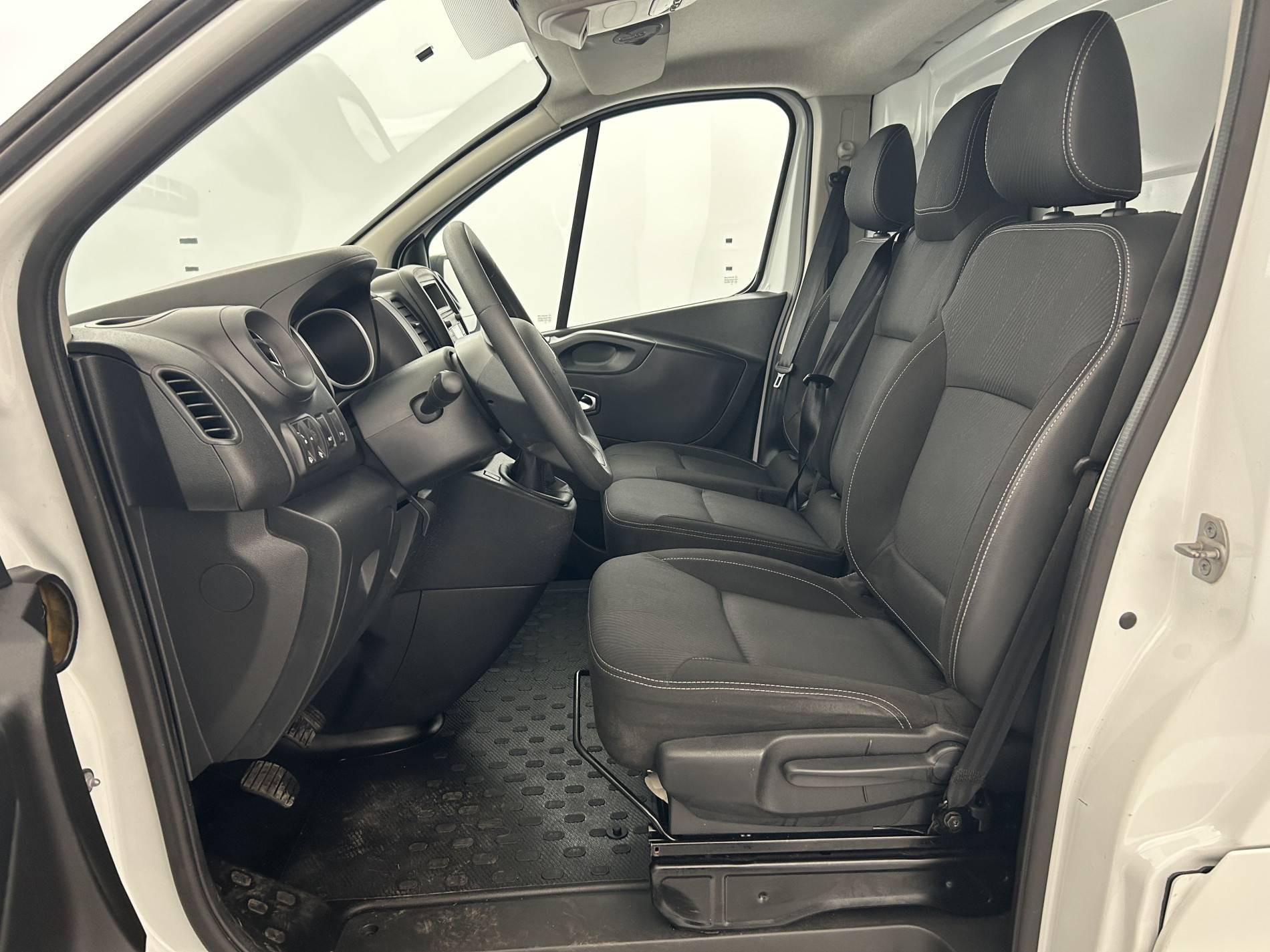 Vente en ligne Renault Trafic 3 Fourgon TRAFIC FGN L2H1 1300 KG DCI 120 au prix de 18 490 €