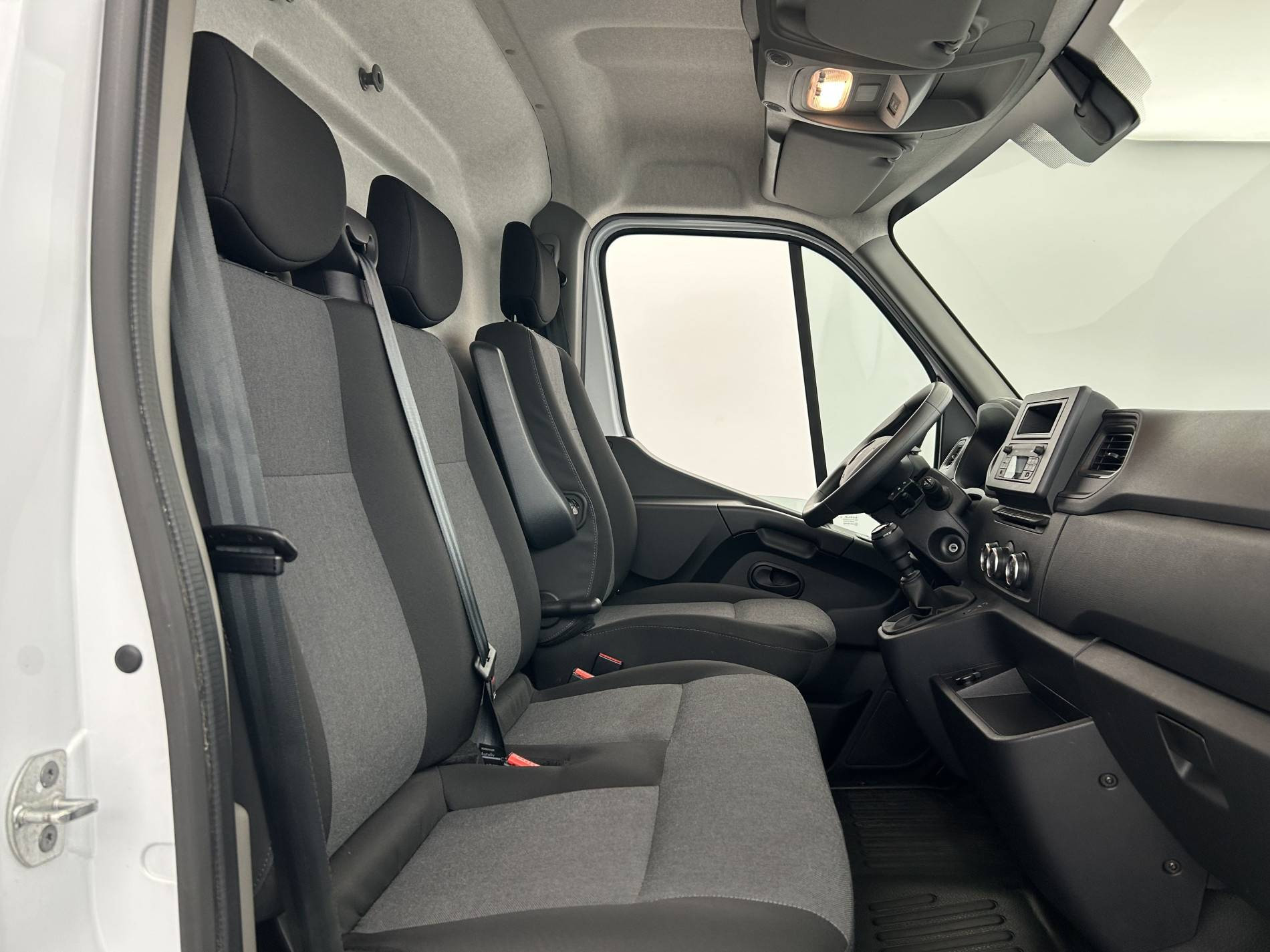Vente en ligne Renault Master Fourgon MASTER FGN TRAC F3500 L3H3 BLUE DCI 135 au prix de 26 490 €