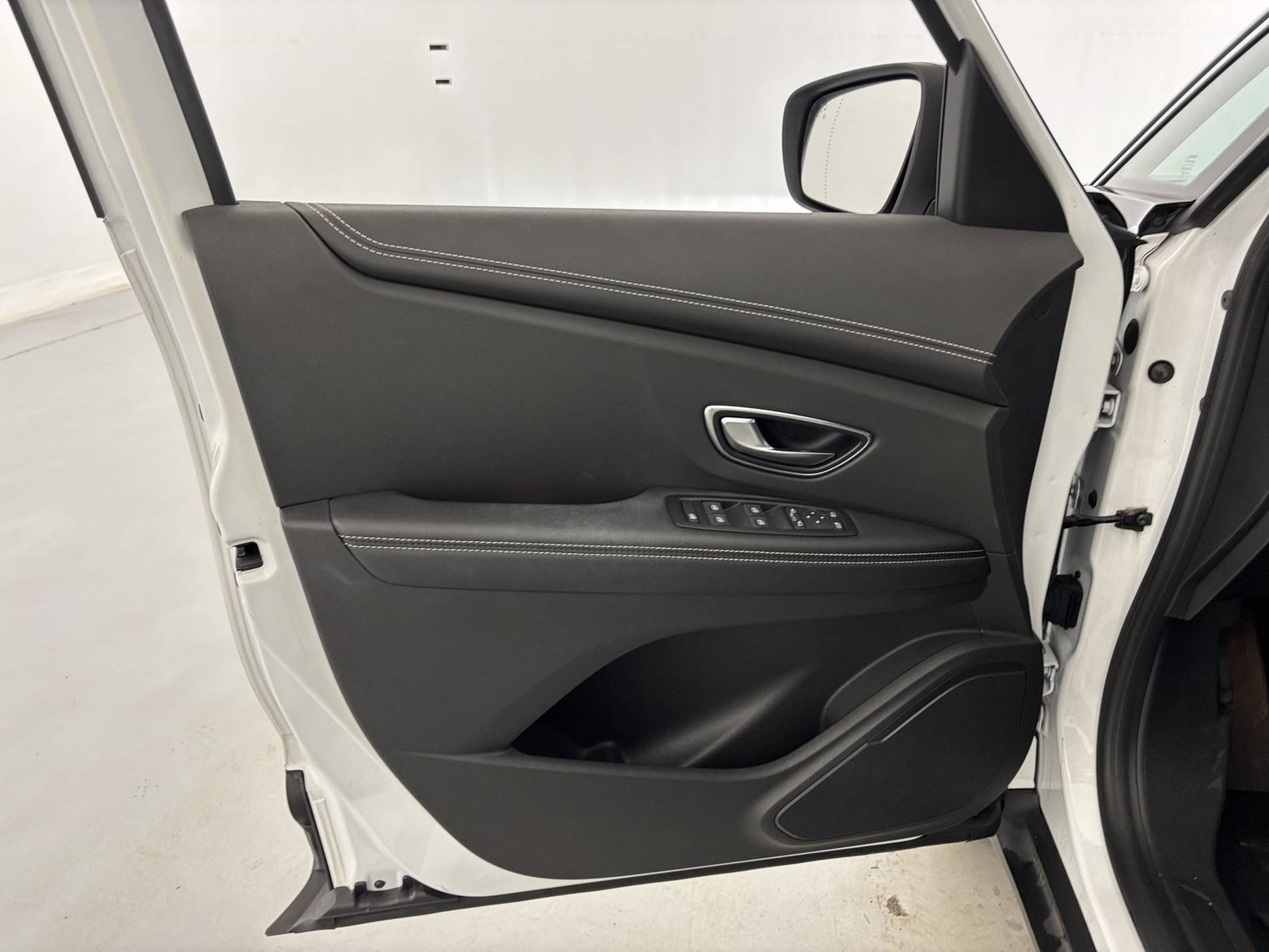 Vente en ligne Renault Scenic 4 Scenic Blue dCi 120 au prix de 16 900 €