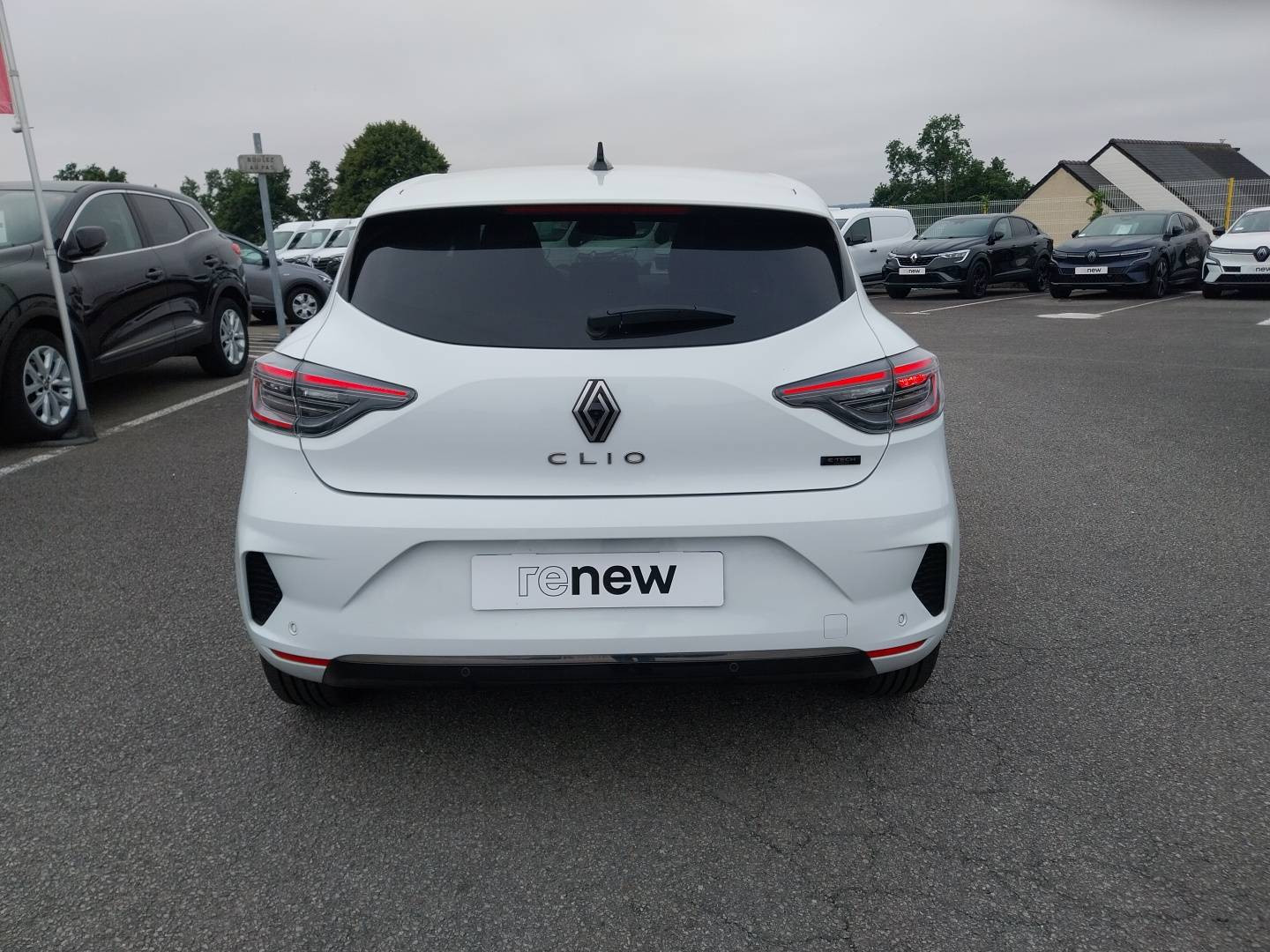 Vente en ligne Renault Clio 5 Clio E-Tech full hybrid 145 au prix de 17 990 €