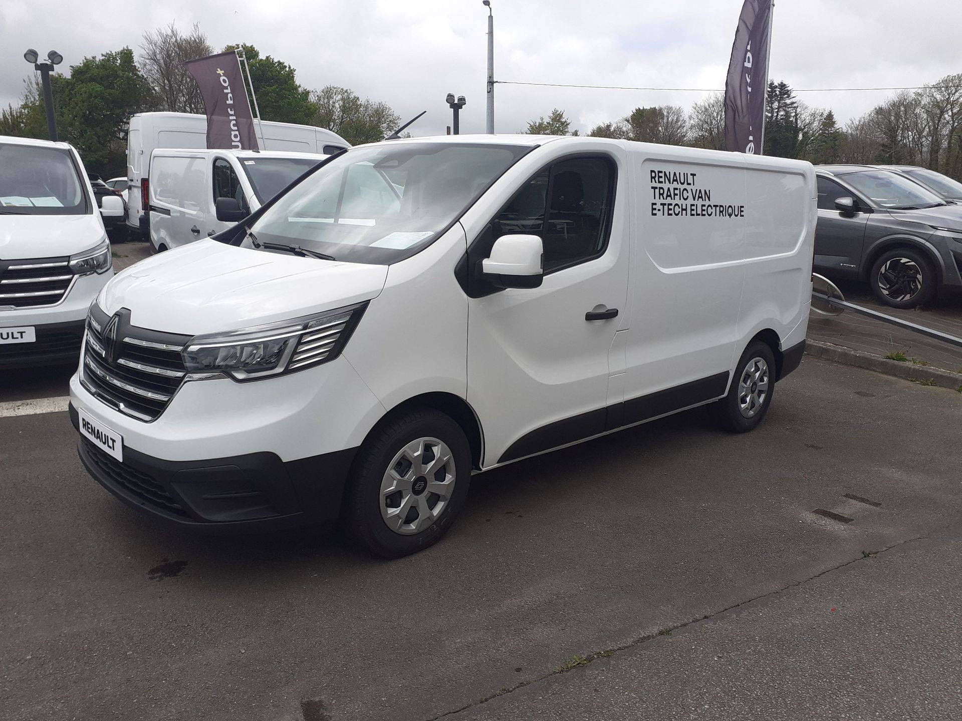 Renault Trafic Van E-Tech TRAFIC E-TECH ELECTRIQUE FGN L1H1 3T AC22 occasion de 2025 en vente à Quimper