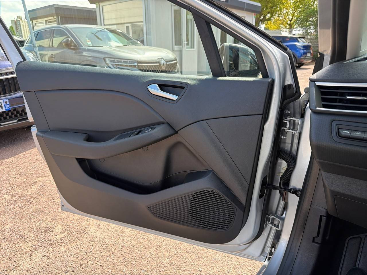 Vente en ligne Renault Clio 5 Clio E-Tech full hybrid 145 au prix de 16 990 €