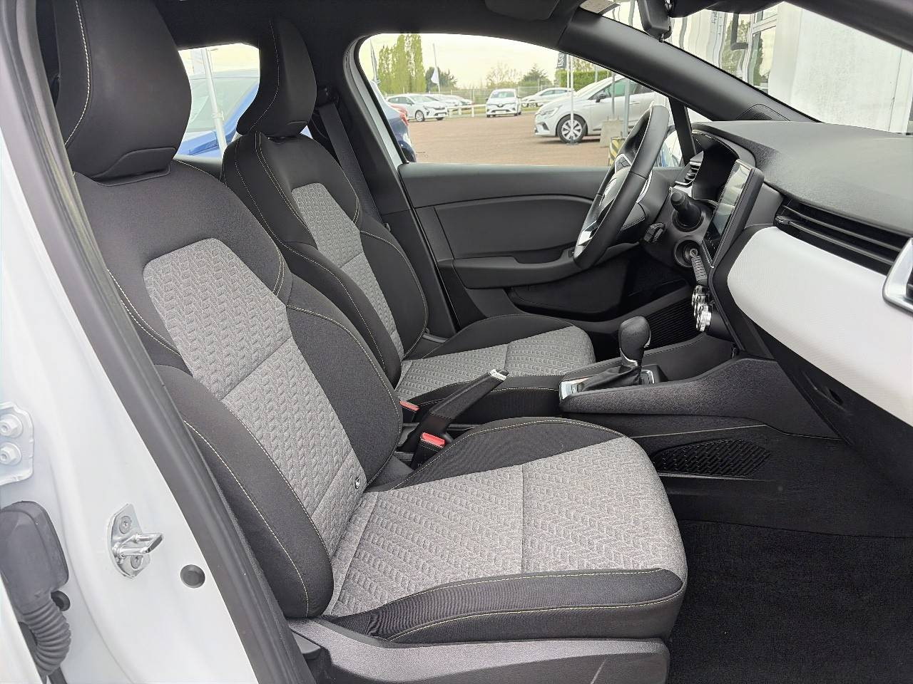 Vente en ligne Renault Clio 5 Clio E-Tech 140 - 21N au prix de 15 490 €