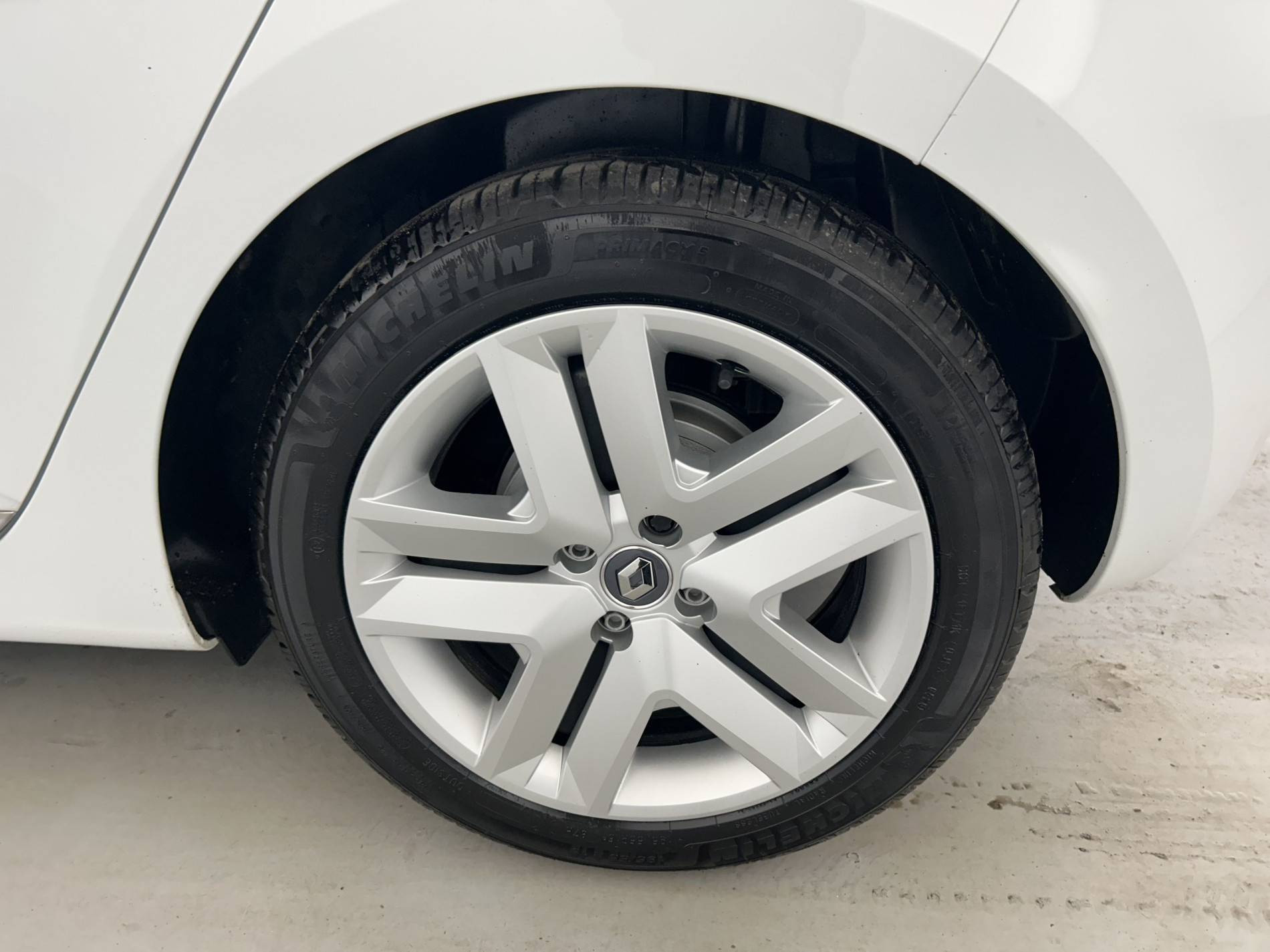 Vente en ligne Renault Clio 5 Clio E-Tech 140 - 21N au prix de 15 500 €