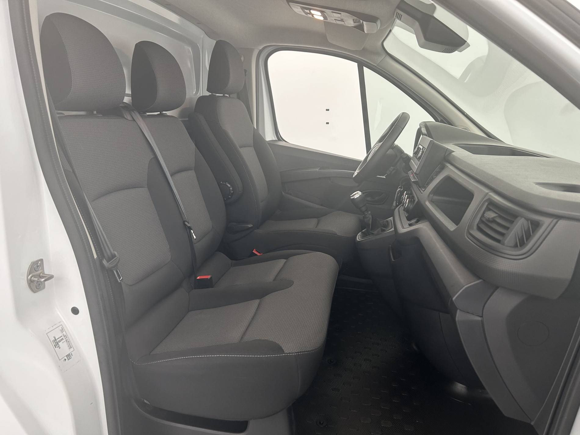 Vente en ligne Renault Trafic 3 Fourgon TRAFIC FG BLUE DCI 130 L1H1 3T GSR2 au prix de 23 990 €